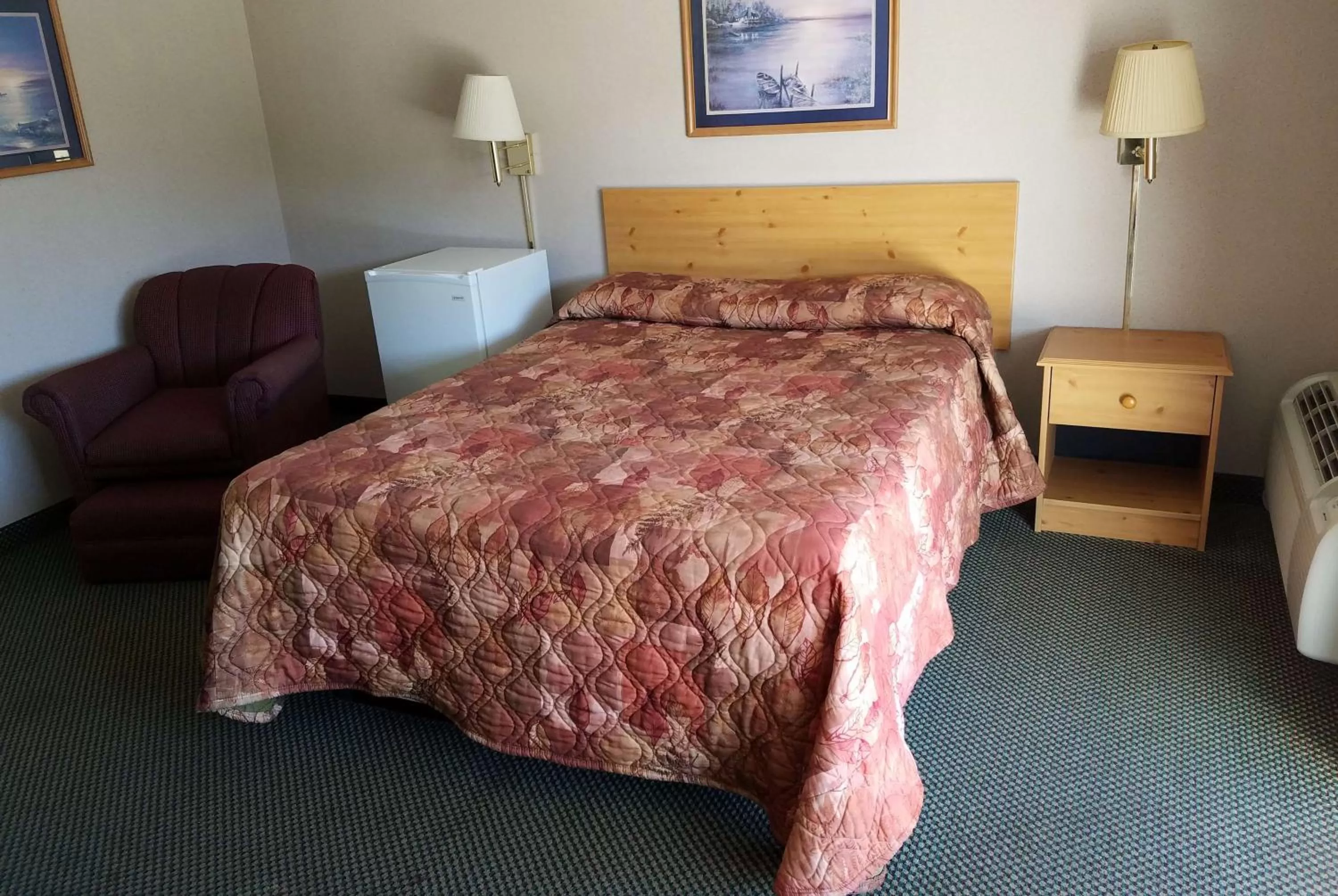 Photo of the whole room, Bed in Knights Inn Franklin