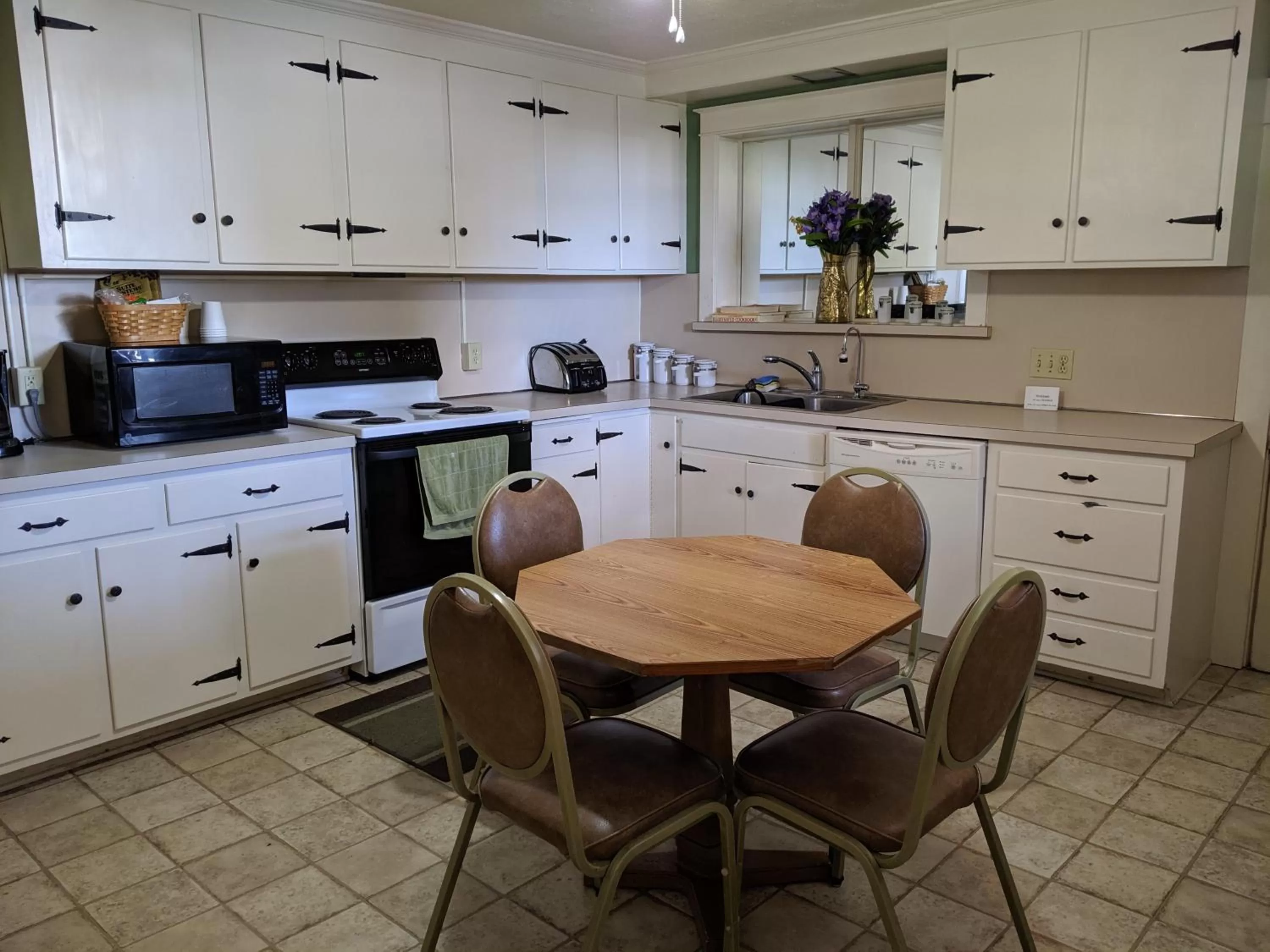Dining area in Spruce Lane Lodge and Cottages