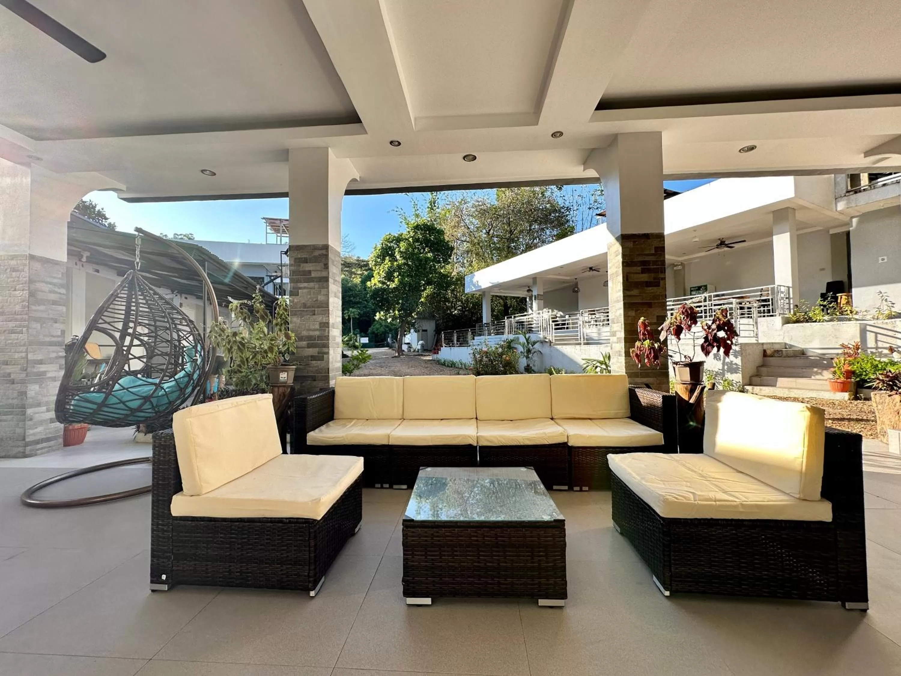 Communal lounge/ TV room in Harbour Bliss Hotel