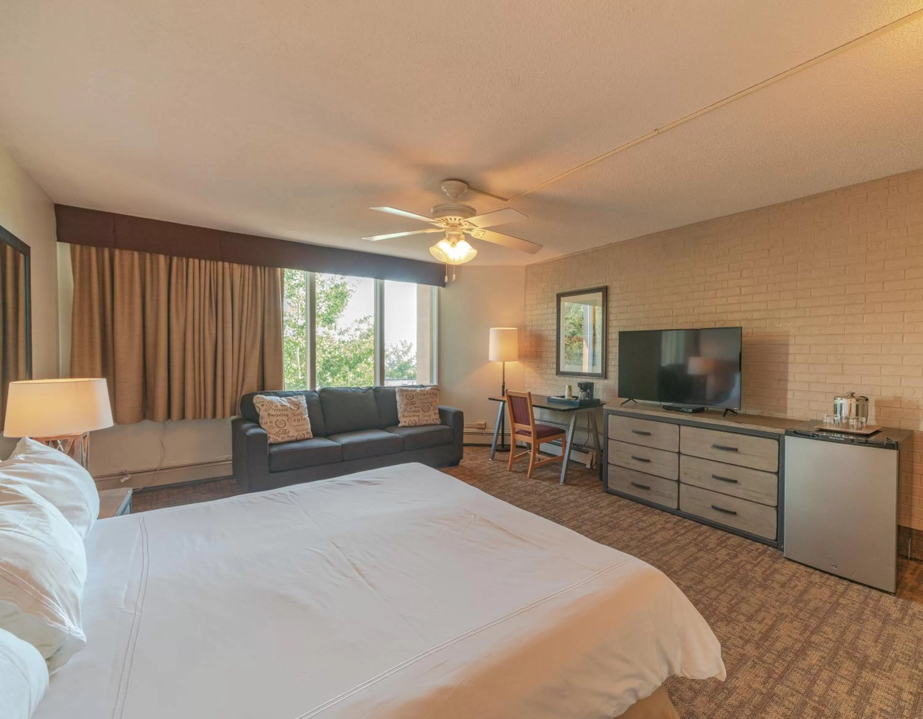 Photo of the whole room, Bed in Mountain Chalet Snowmass