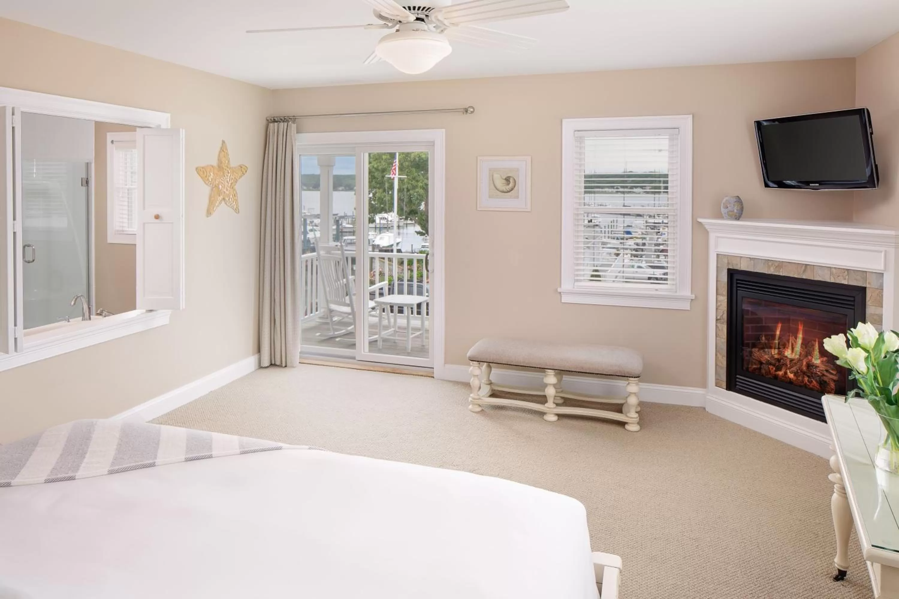 Bed in Inn at Harbor Hill Marina