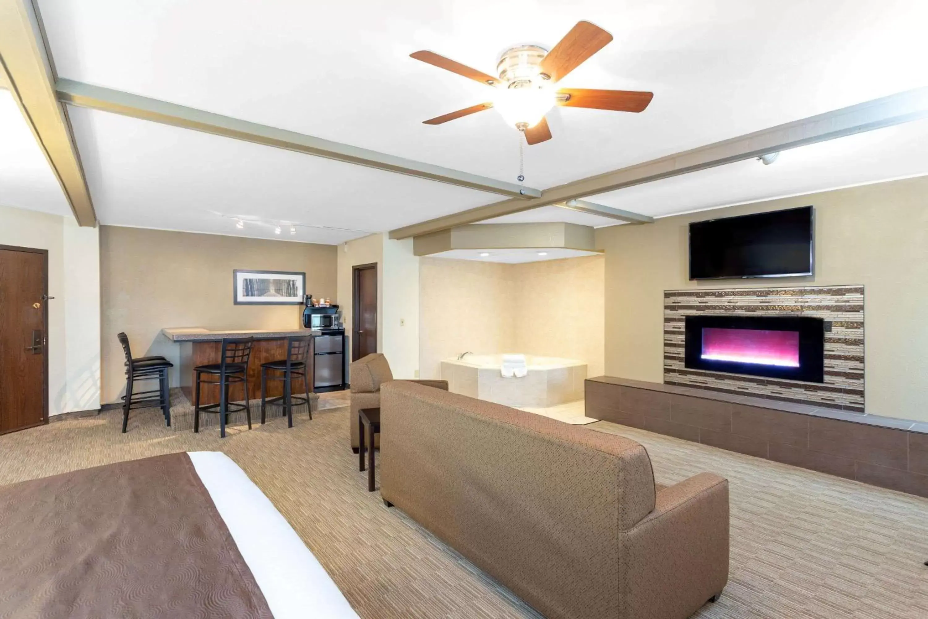 Deluxe Studio King Suite - Non-Smoking in AmericInn by Wyndham Janesville Deluxe Studio King Suite - Non-Smoking in AmericInn by Wyndham Janesville