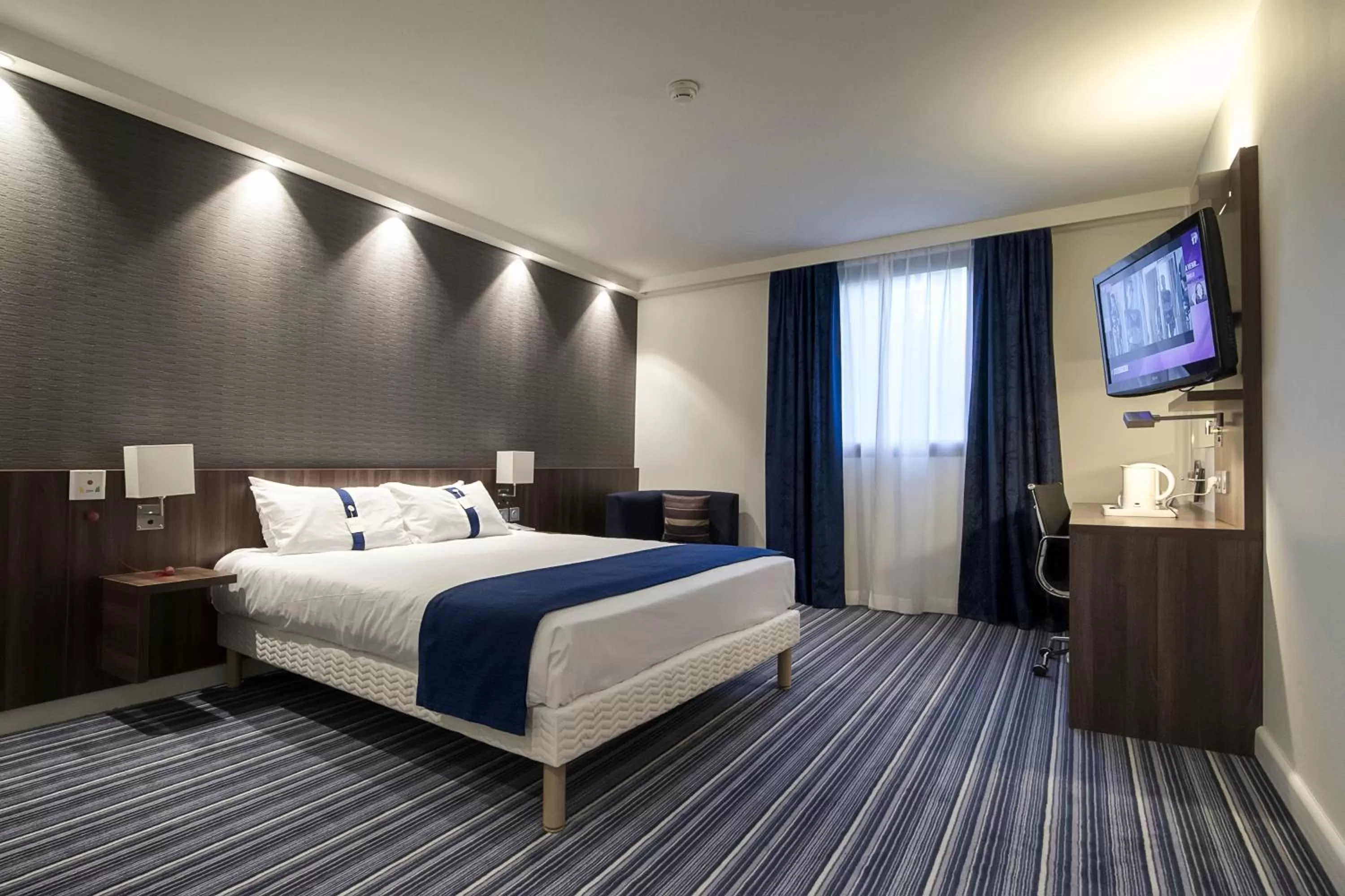 Photo of the whole room, Bed in Holiday Inn Express Lille Centre by IHG