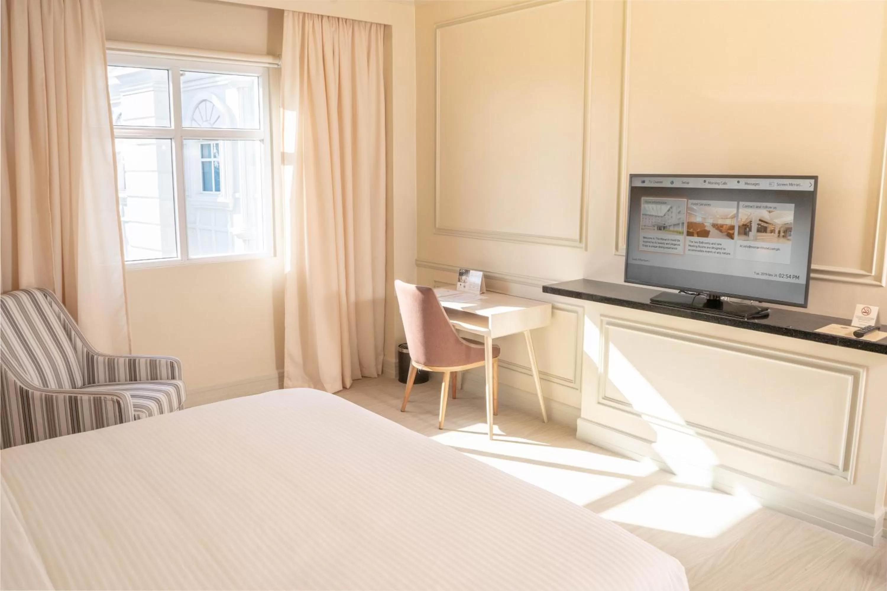 Communal lounge/ TV room, Bed in The Monarch Hotel