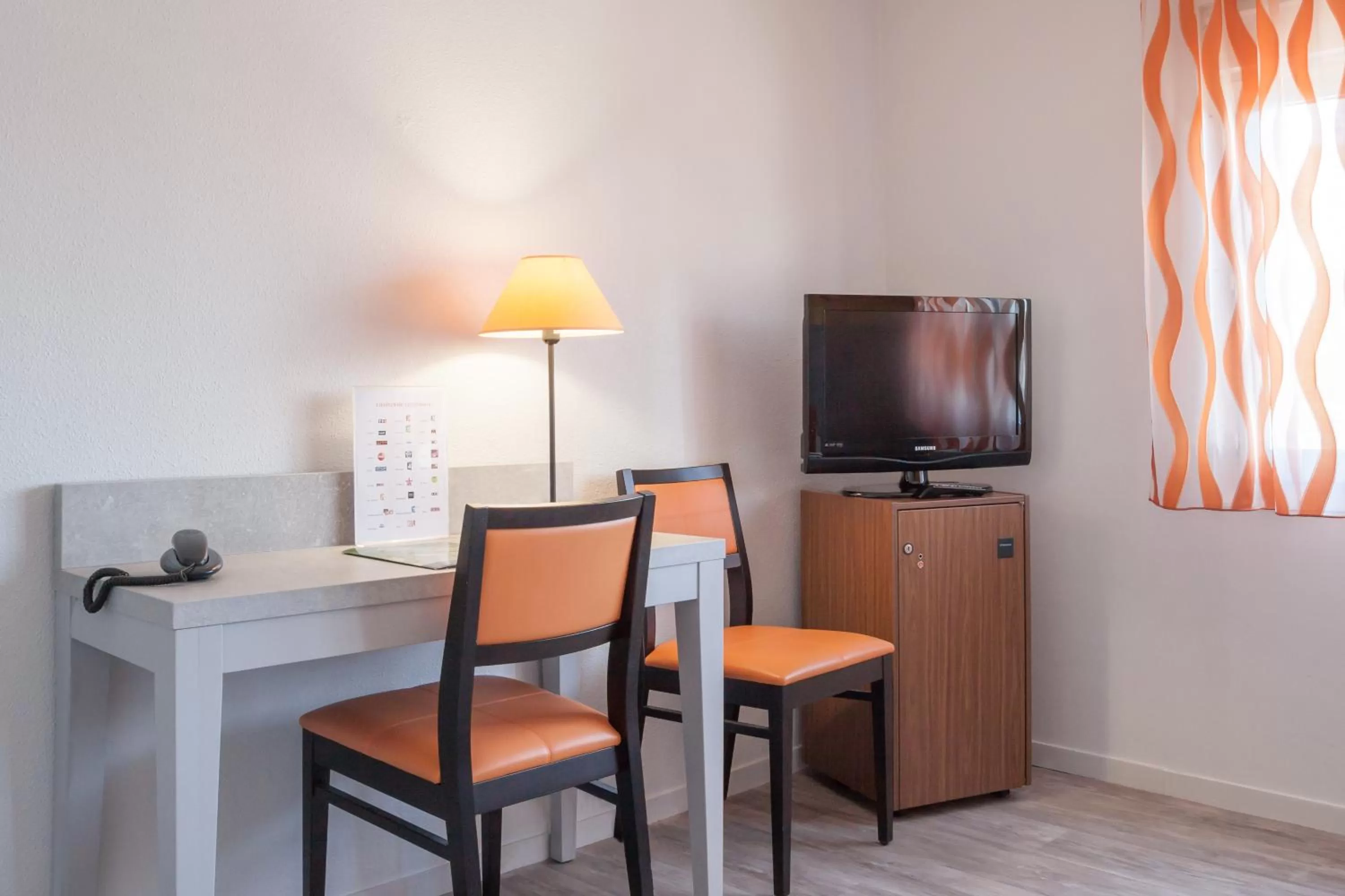 Seating area in LOGIS Hotel l'Escargotière Dijon Sud - Chenove