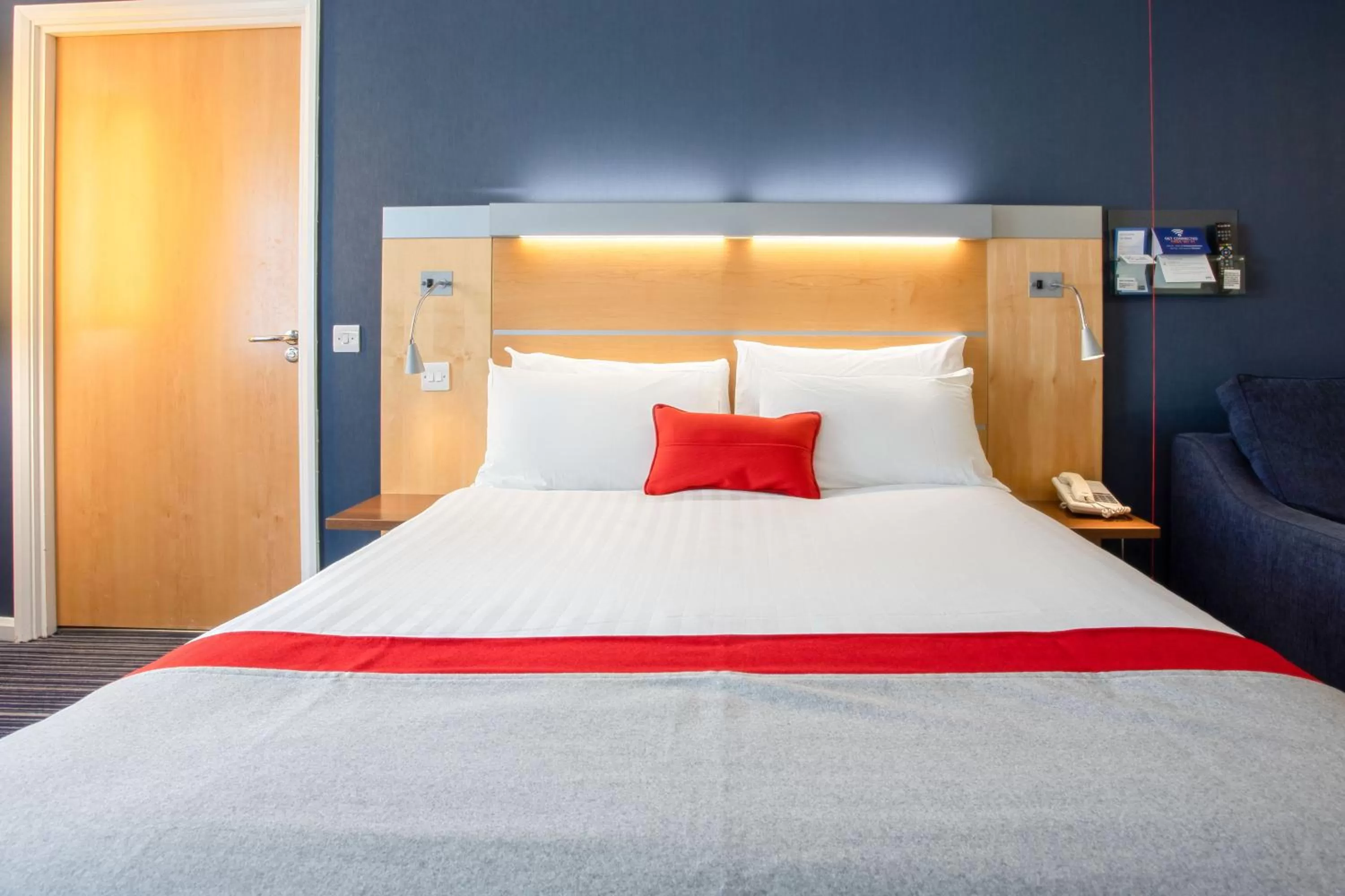 Photo of the whole room, Bed in Holiday Inn Express Dunfermline by IHG