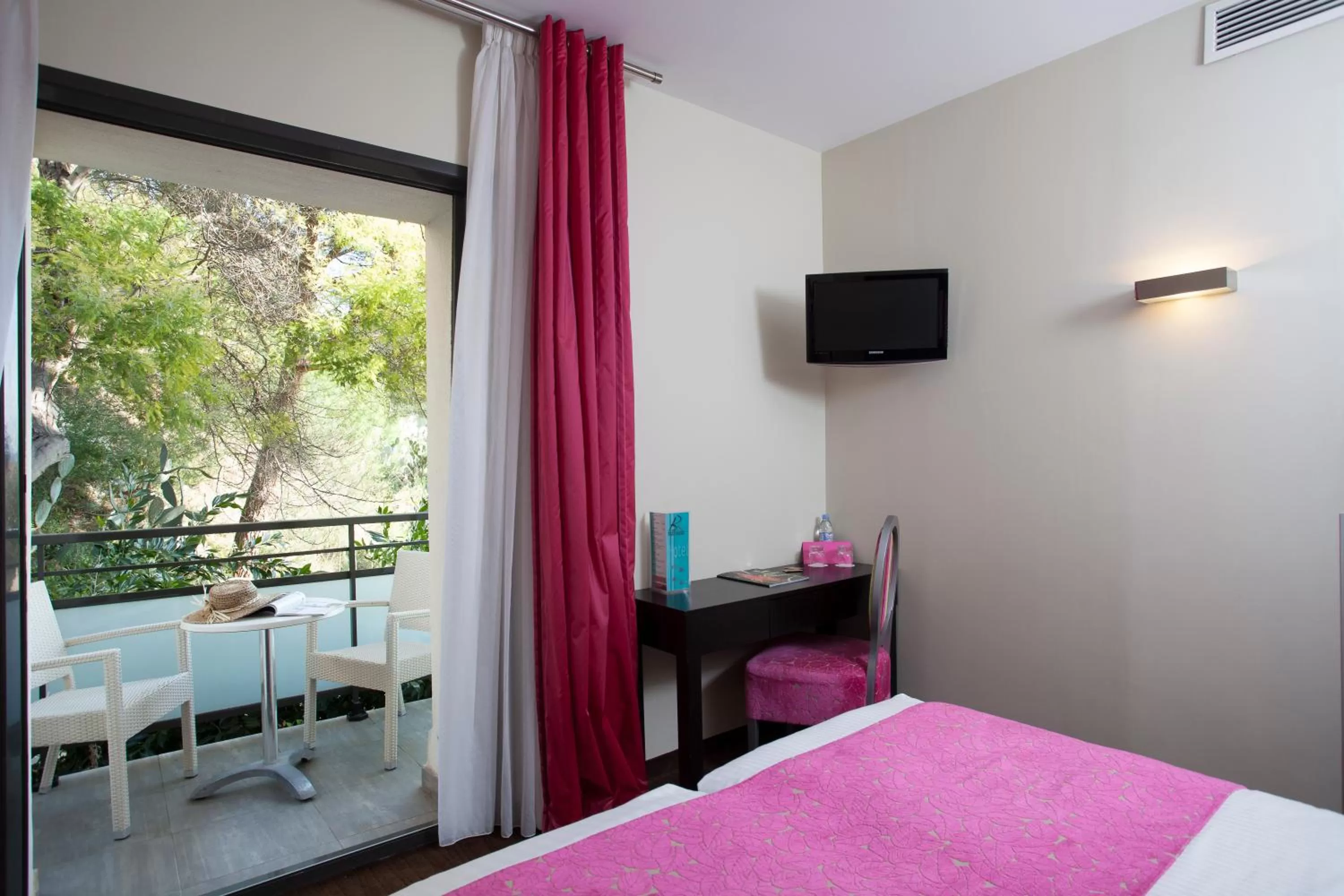 TV and multimedia, Bed in Hôtel Baptistin