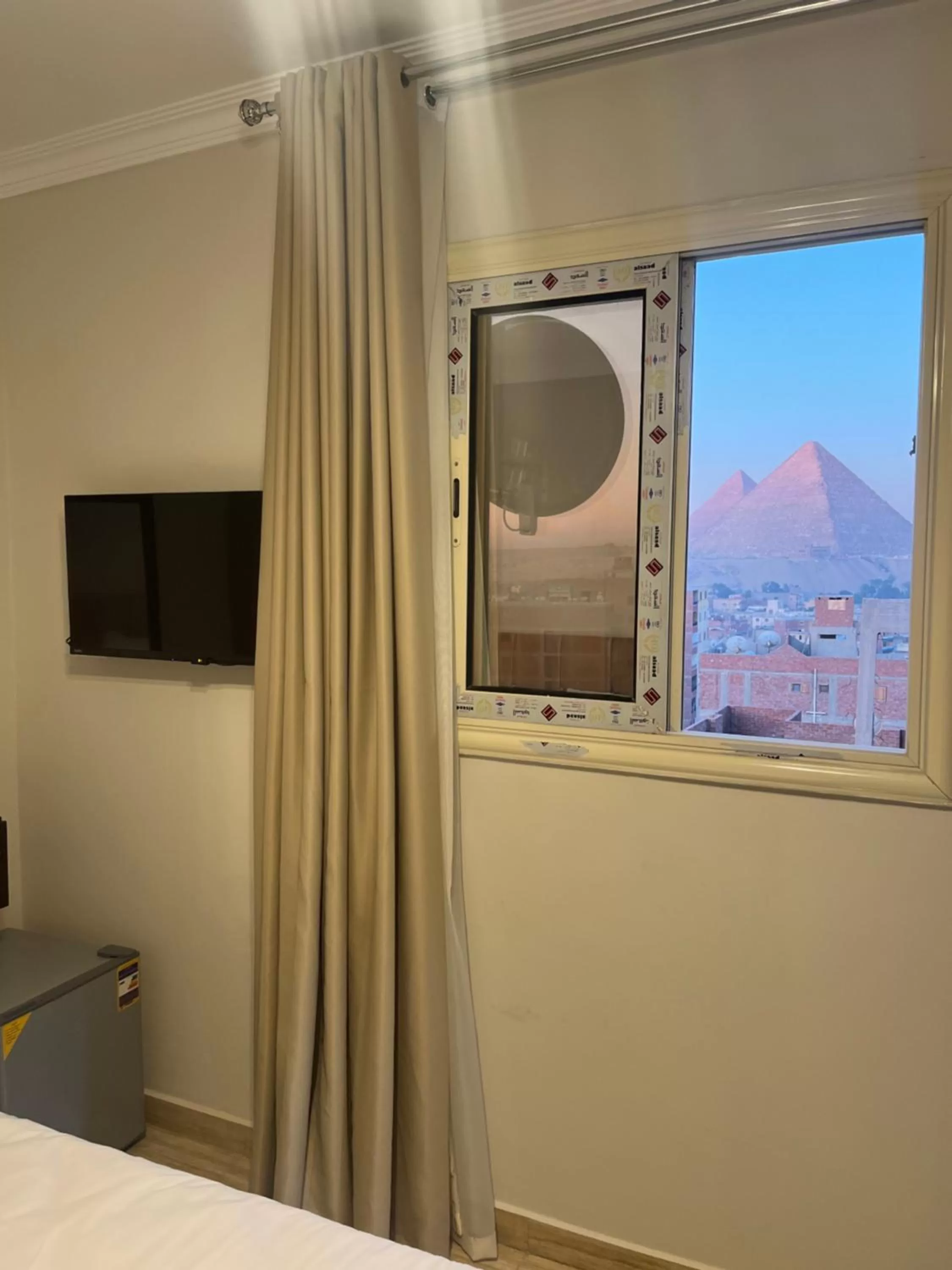 Communal lounge/ TV room, TV/Entertainment Center in Crowne Pyramids view inn