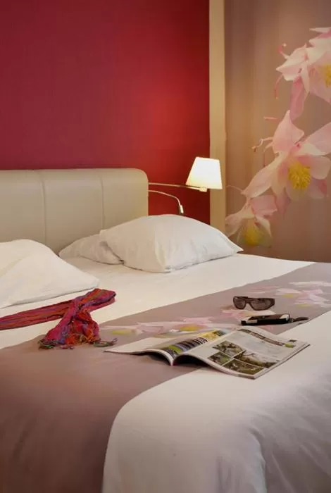 Bed in Logis Hôtel Novalis Quimperlé