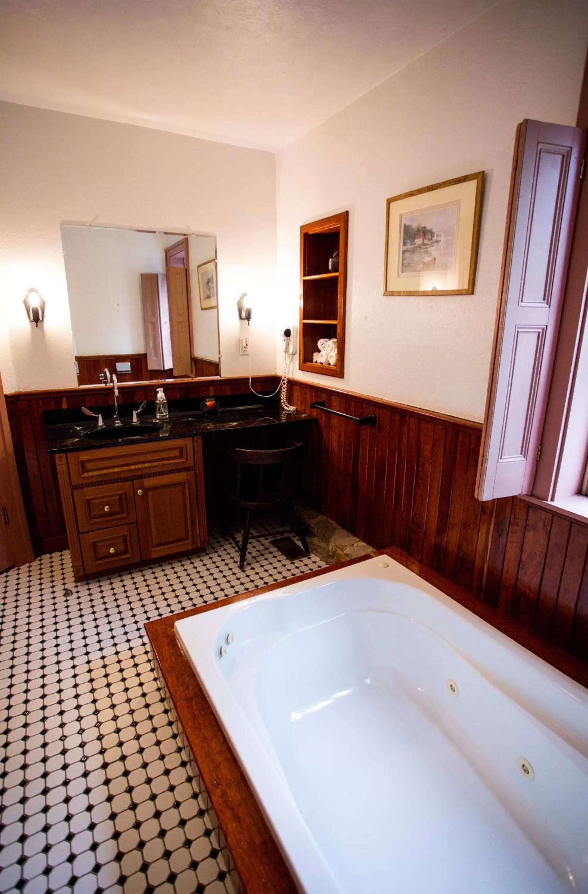 Bathroom, Bed in Baneberry Meadows B&B