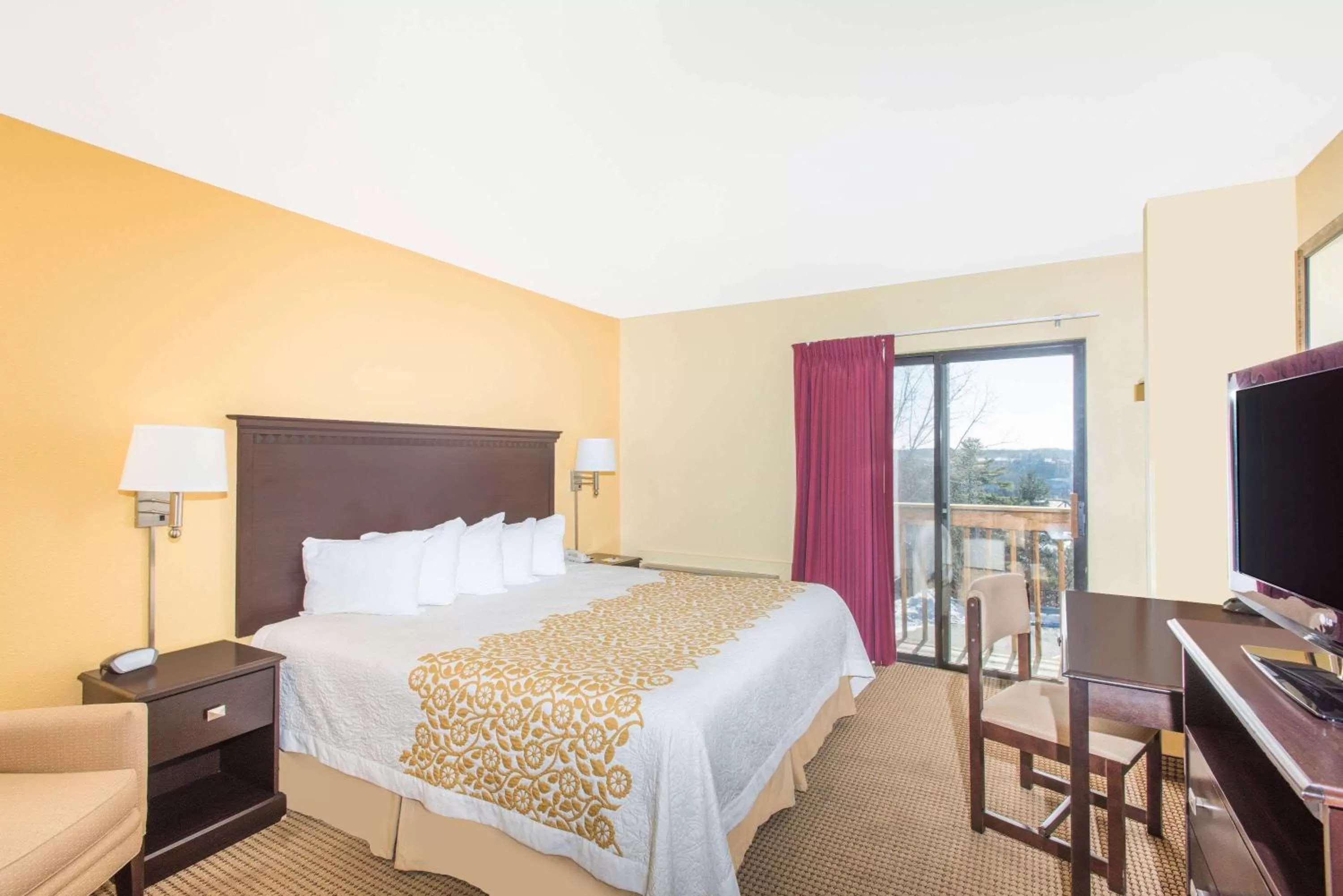 Photo of the whole room, Bed in Days Inn by Wyndham Colchester Burlington