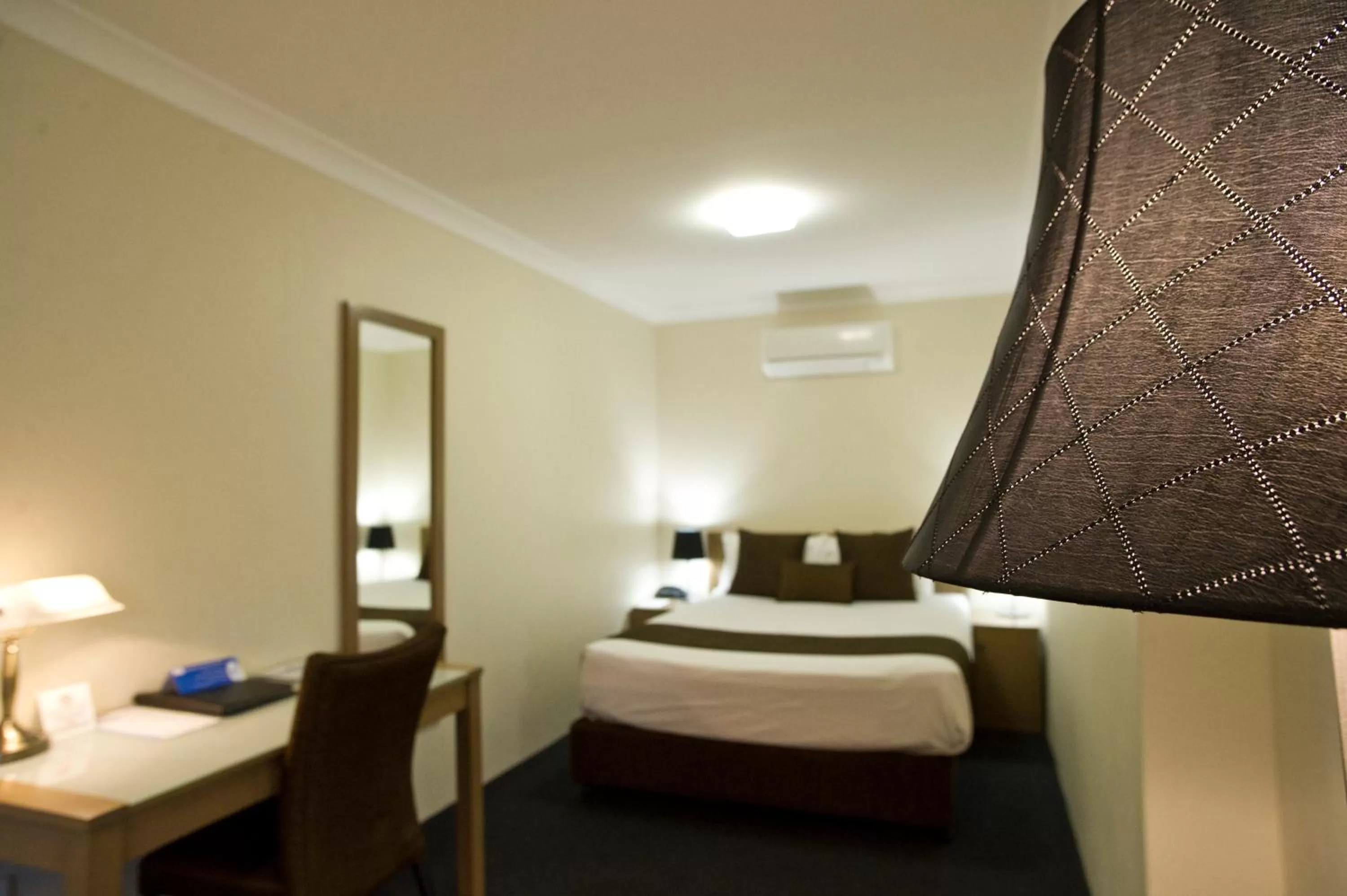 Bed in Noah's Mid City Motor Inn Muswellbrook