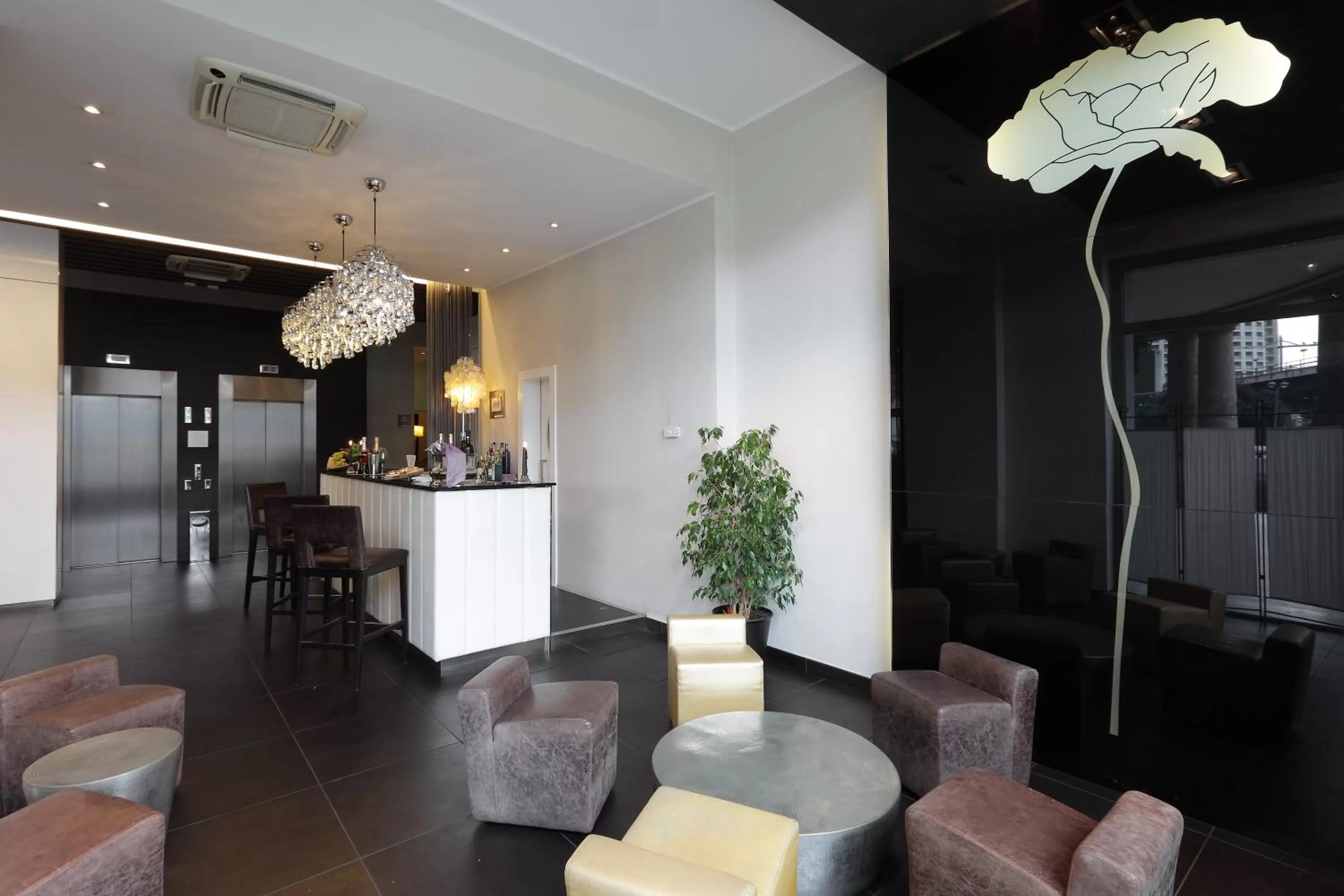 Lounge or bar in Holiday Inn Genoa City by IHG