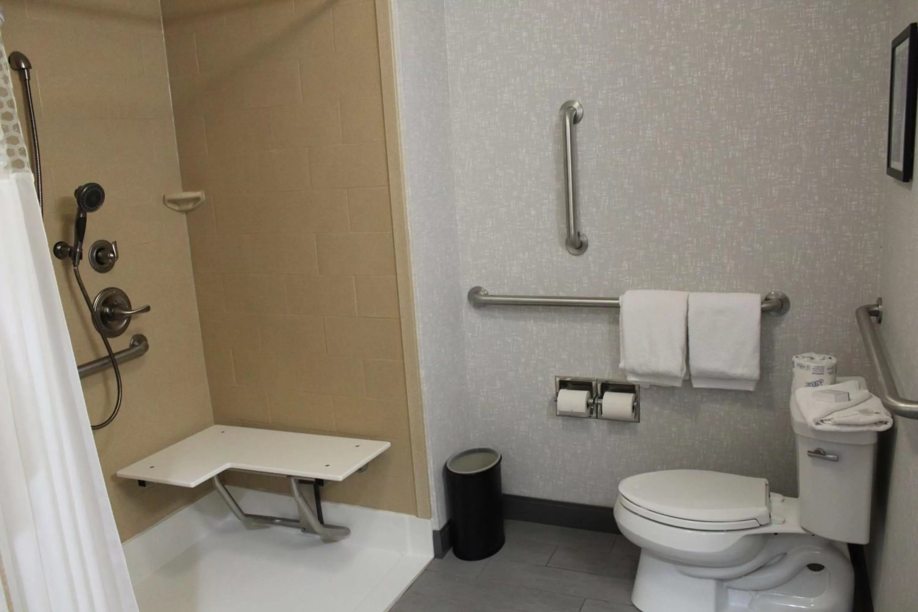 Bathroom in Hampton Inn Indianapolis NW/Zionsville