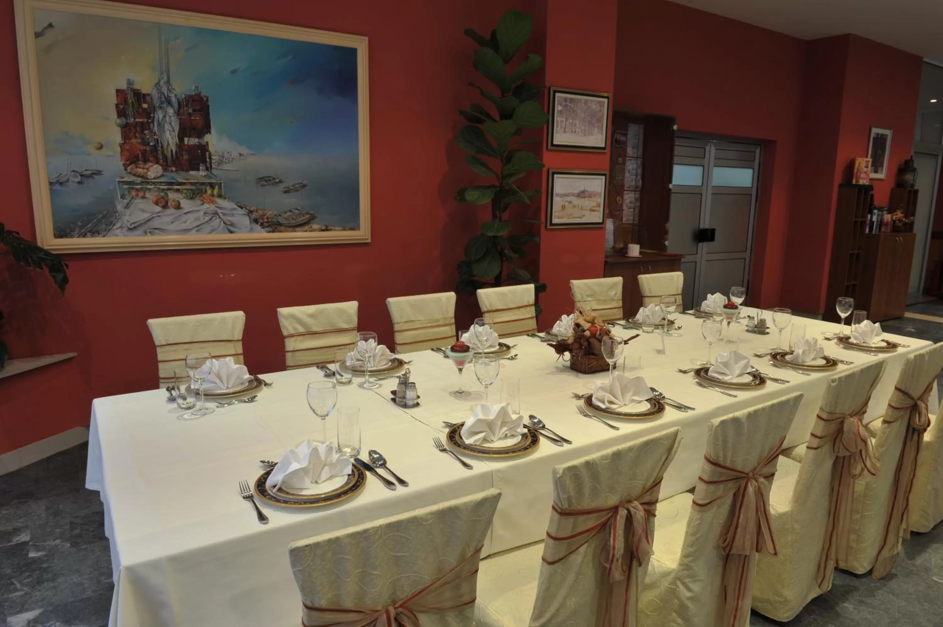 Restaurant/Places to Eat in Hotel Fontana