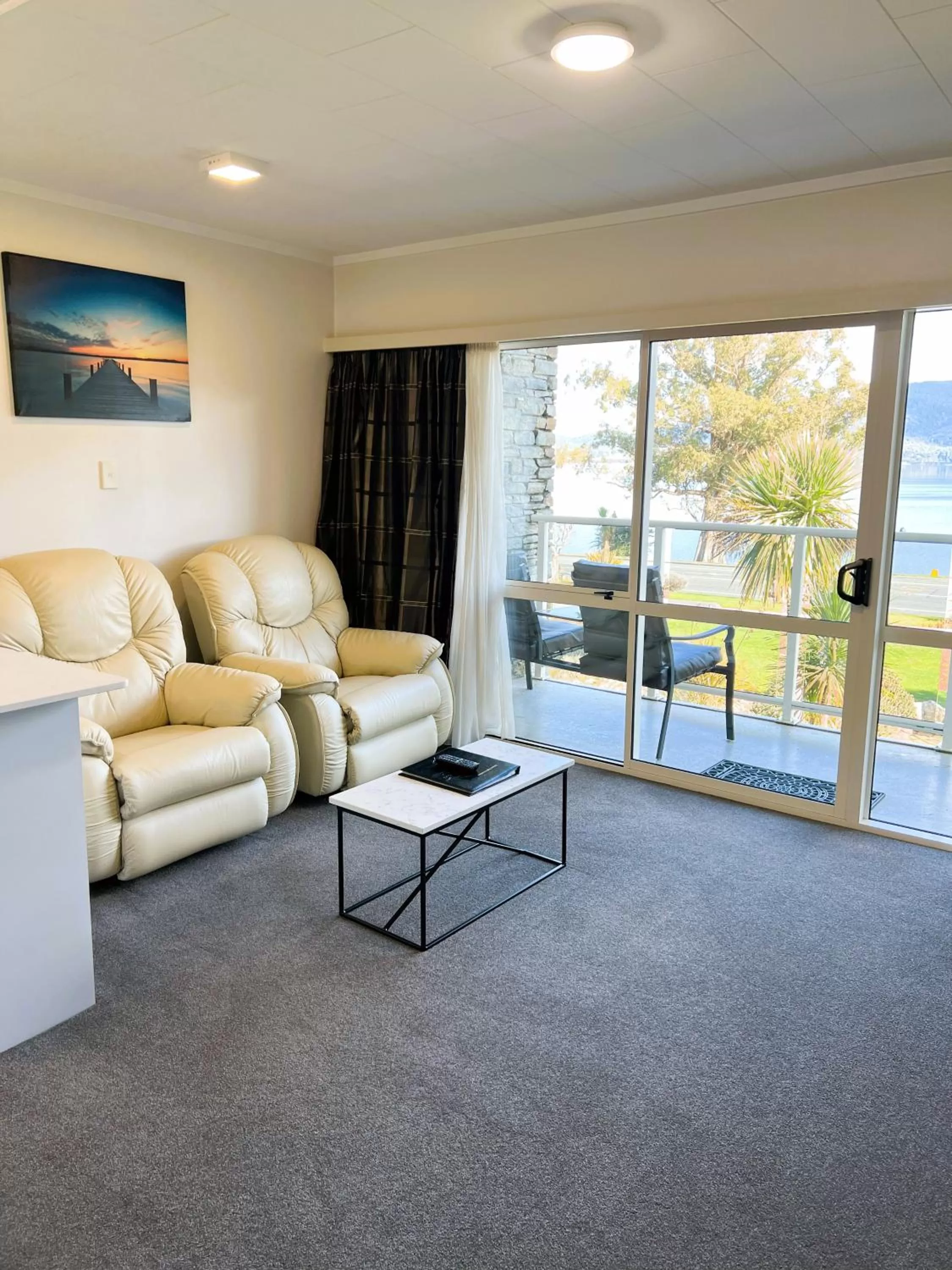 Living room in Fiordland Lakeview Motel and Apartments
