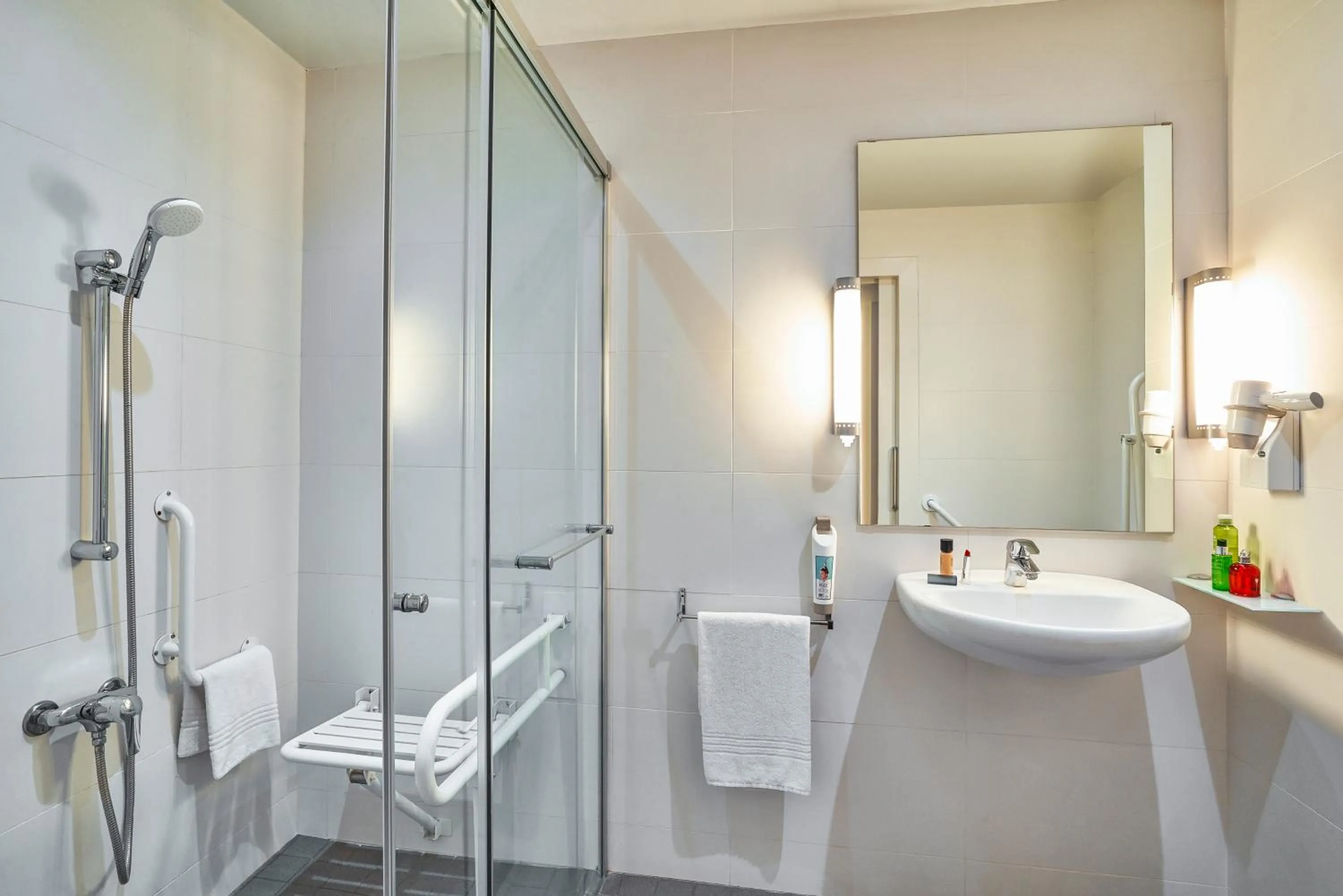 Bathroom in Ibis Barcelona Meridiana