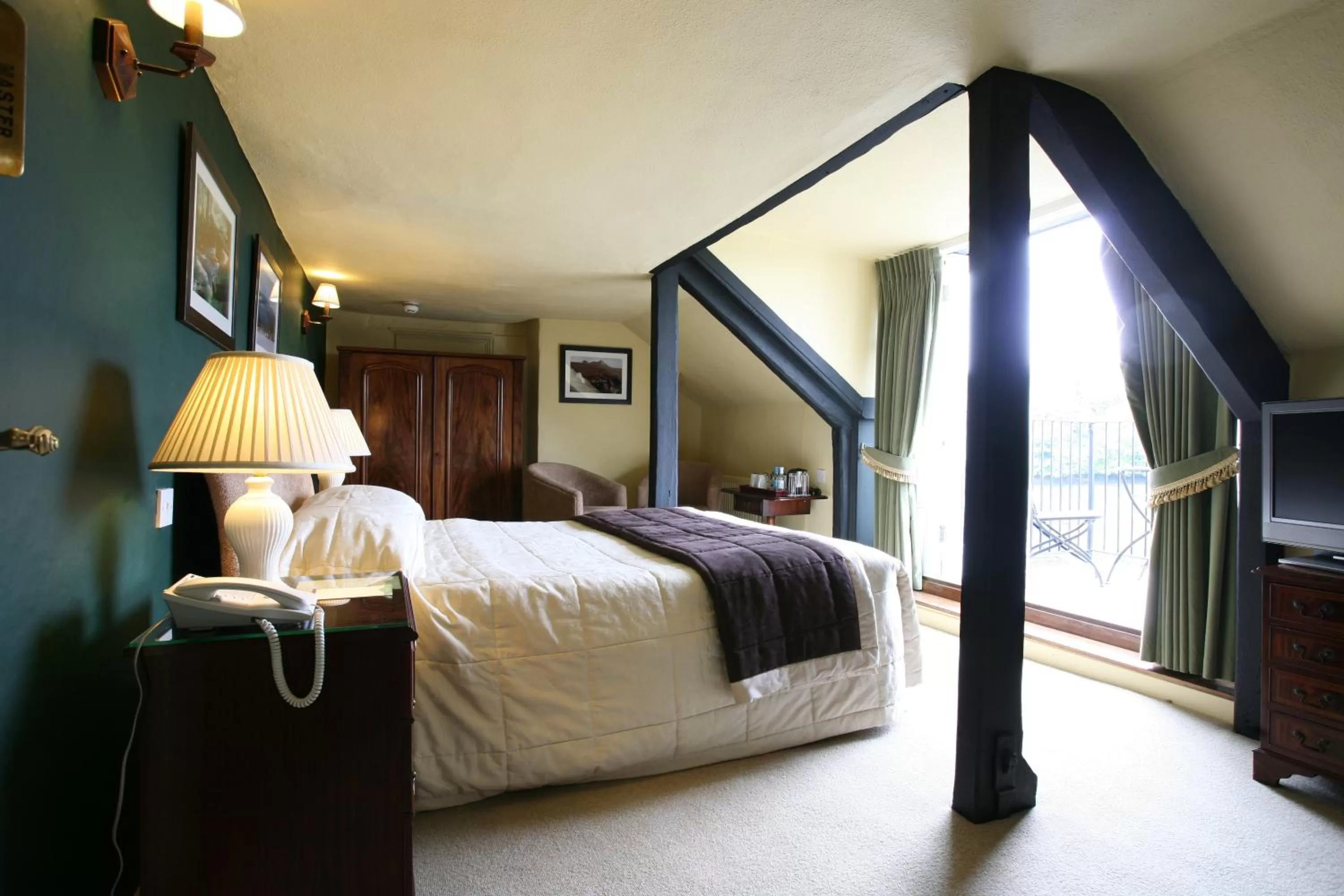 Day, Bed in The Rock Inn