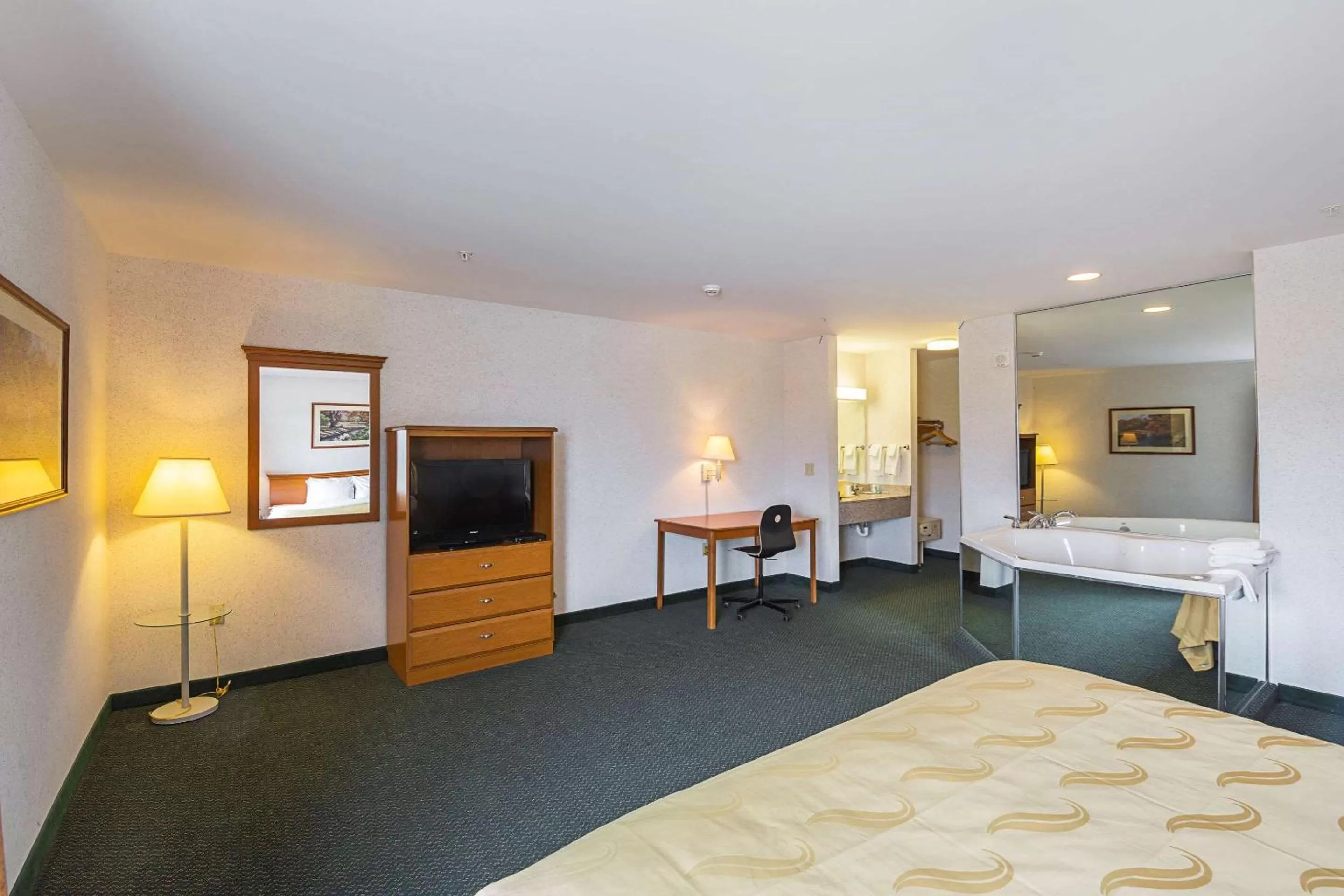 Photo of the whole room, Bed in Quality Inn & Suites Belmont - Platteville