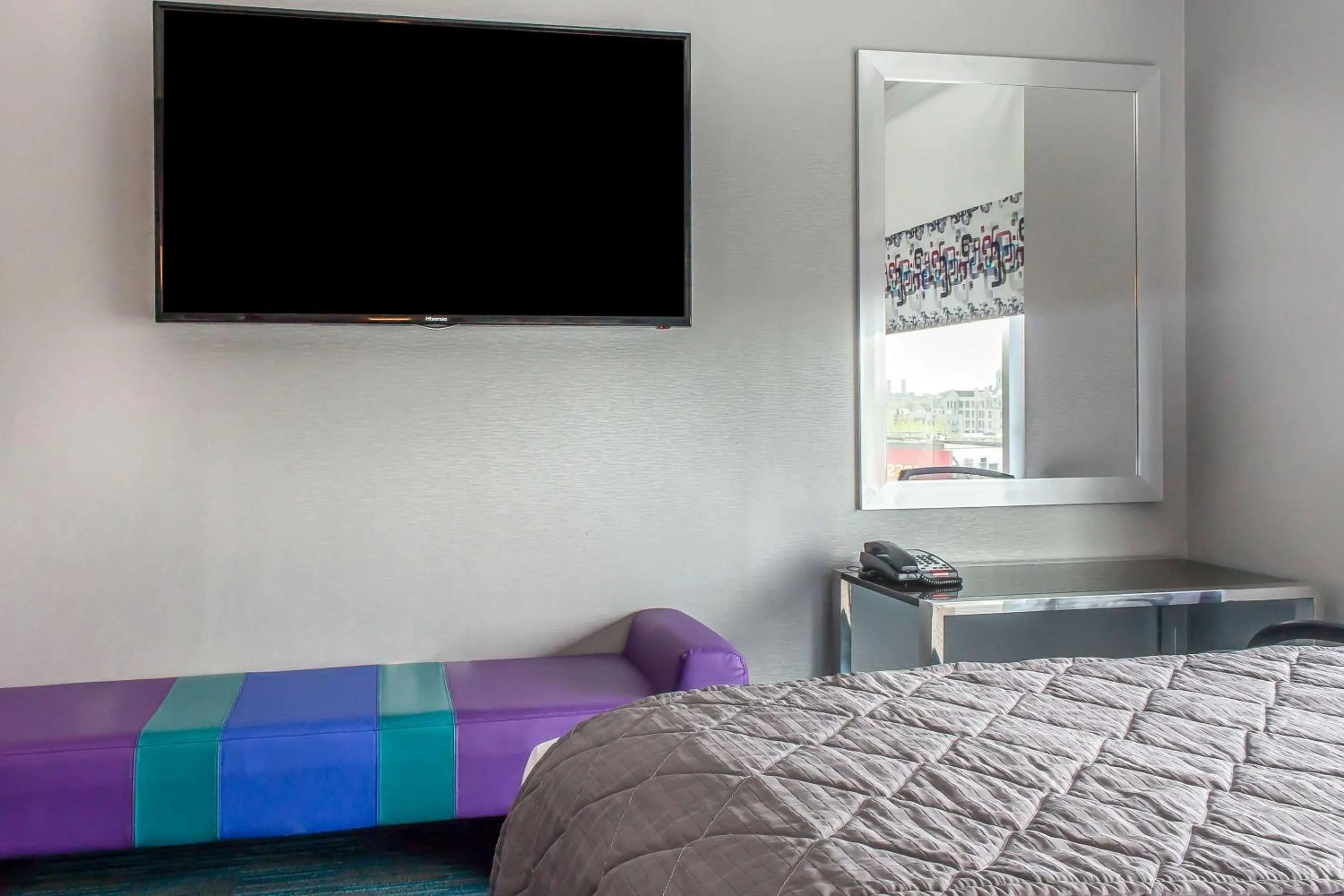 Communal lounge/ TV room, Bed in Umbrella Hotel Bronx