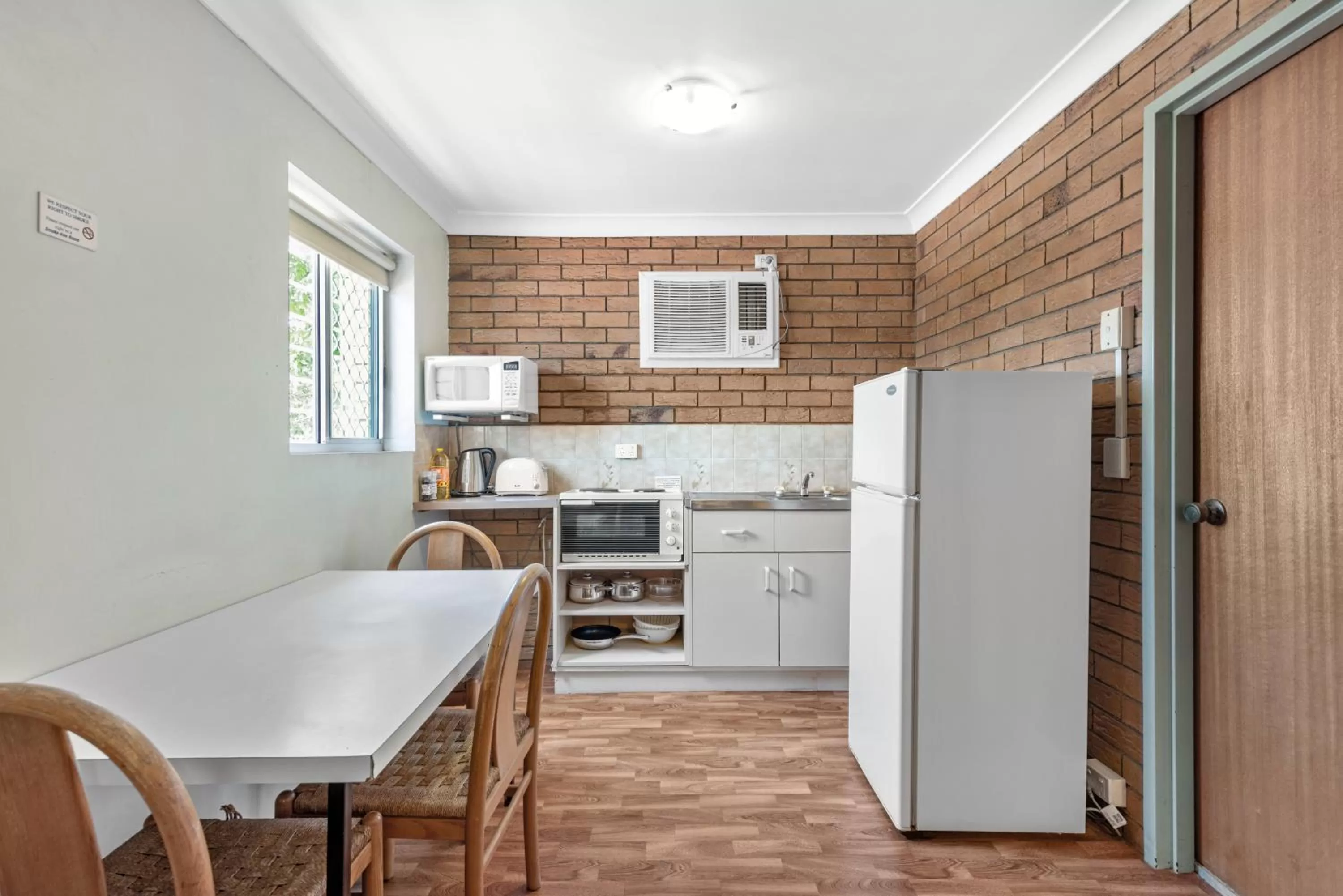 Kitchen or kitchenette in Paramount Motel