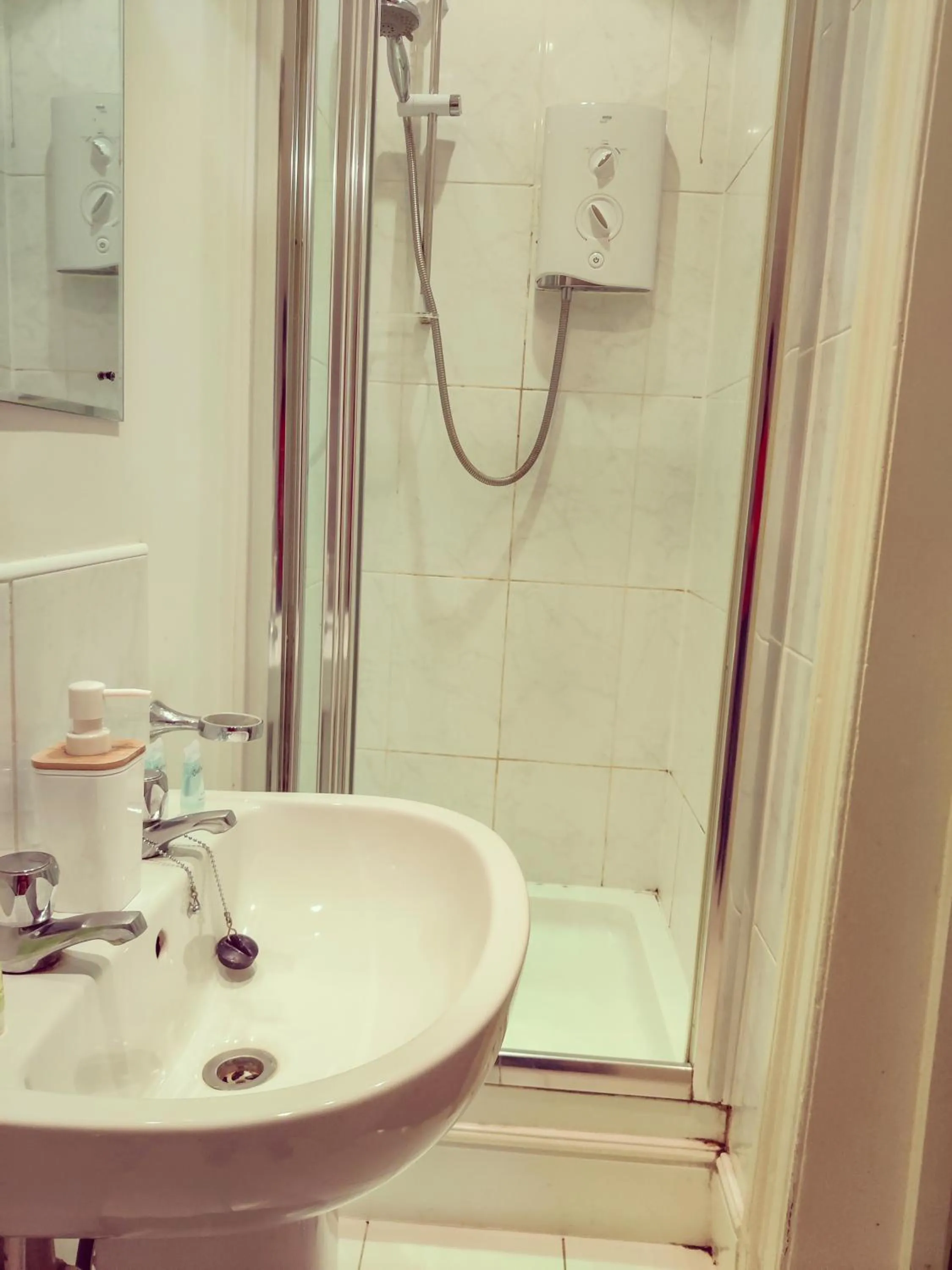 Bathroom in Wentworth House - Free Parking