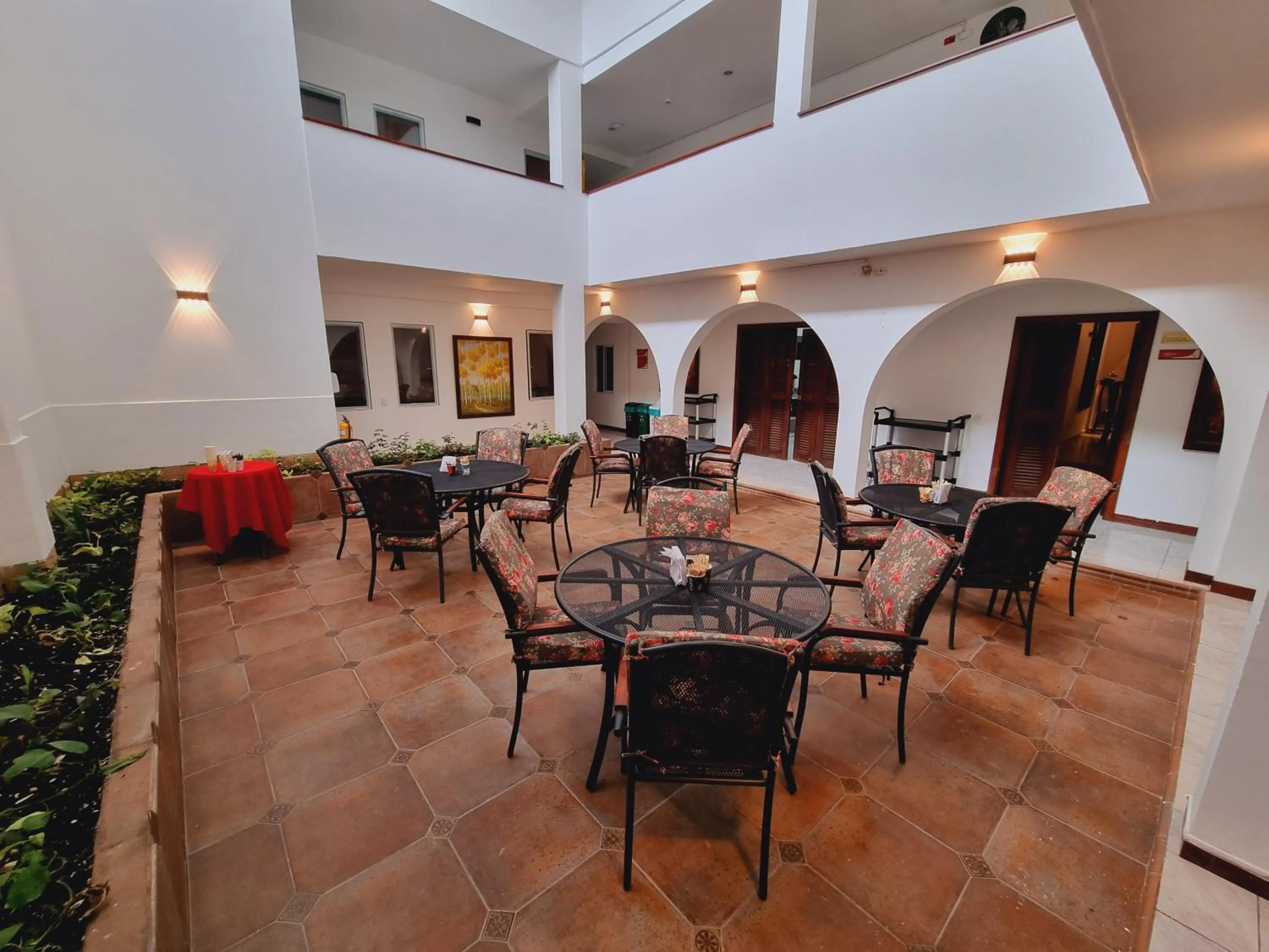 Restaurant/places to eat in Hotel Karlo By GHO Hoteles