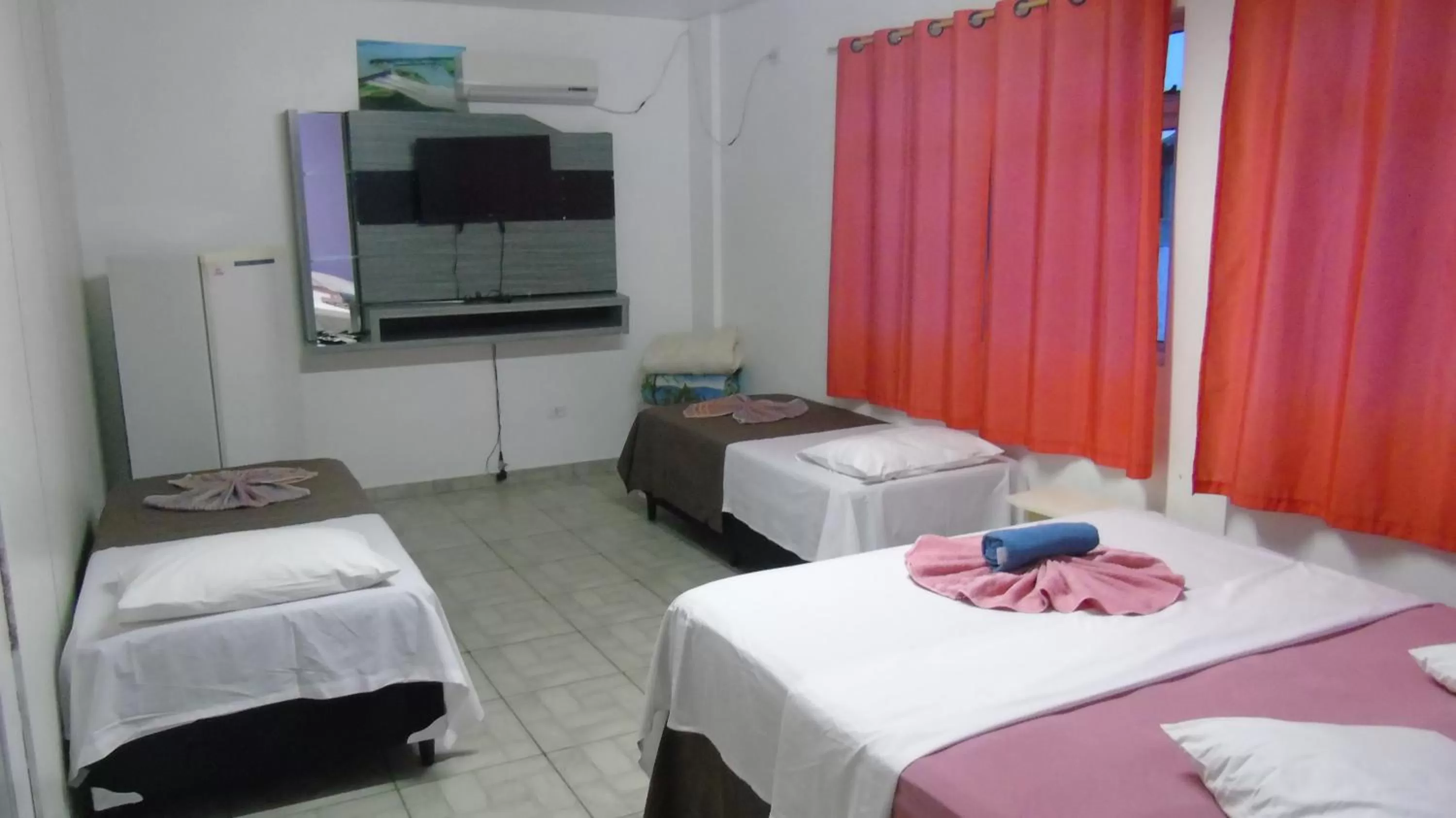 Bed, TV/Entertainment Center in Visk Palace Hotel e Restaurante