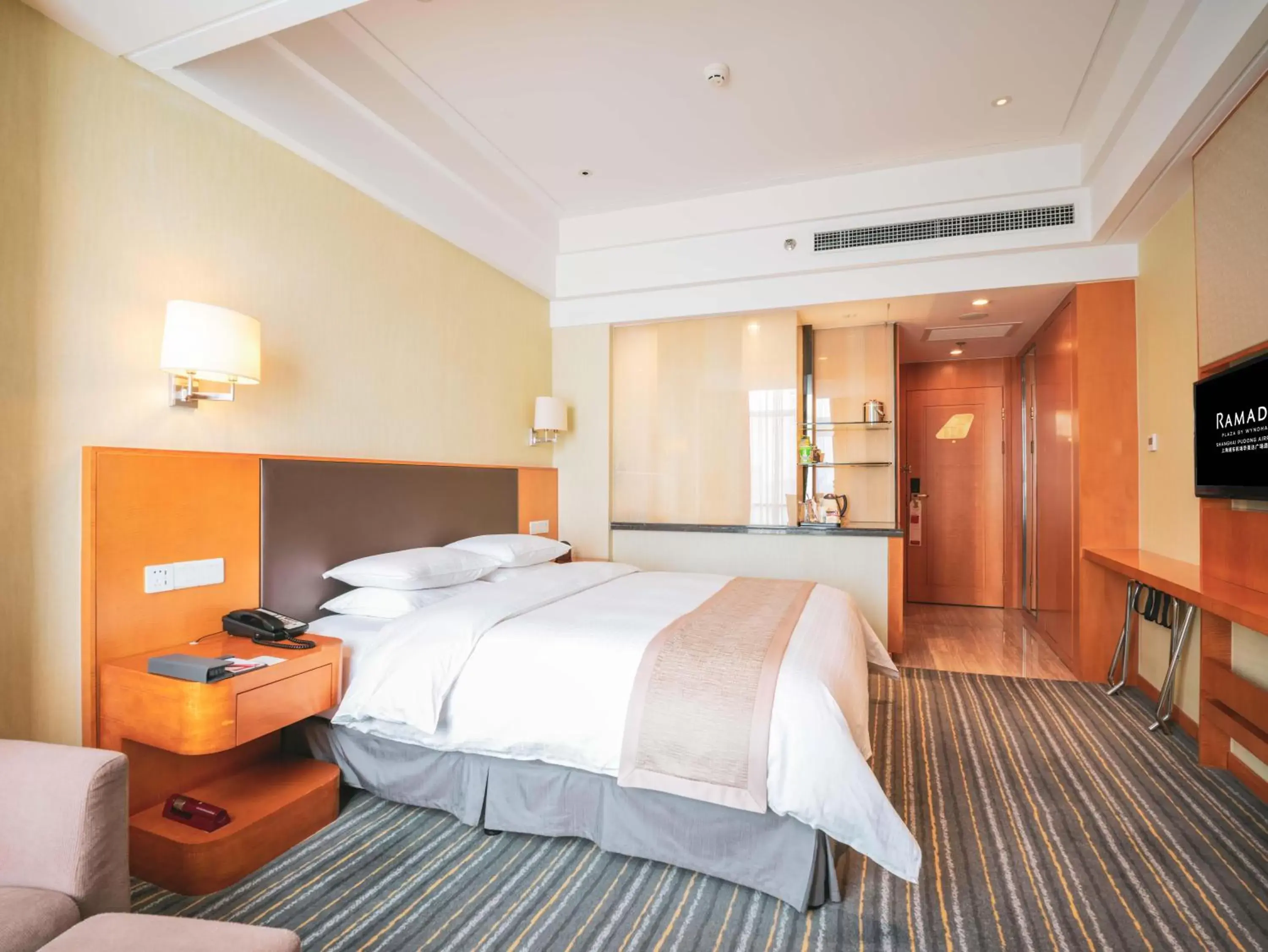 King Room - Non-Smoking in Ramada Plaza Shanghai Pudong Airport - 3 mins to PVG depature floor & check entrance with hotel shuttle King Room - Non-Smoking in Ramada Plaza Shanghai Pudong Airport - 3 mins to PVG depature floor & check entrance with hotel shuttle