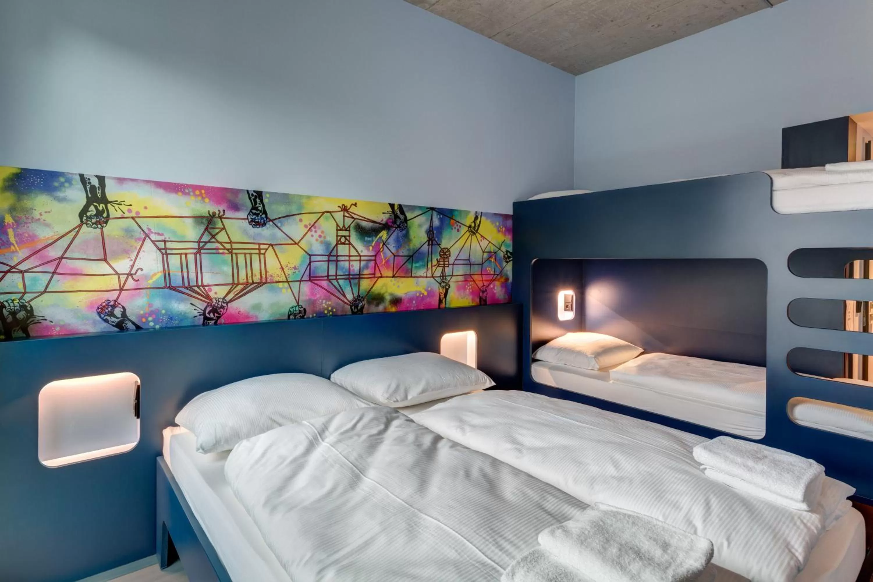 Photo of the whole room, Bed in MEININGER Hotel Berlin East Side Gallery