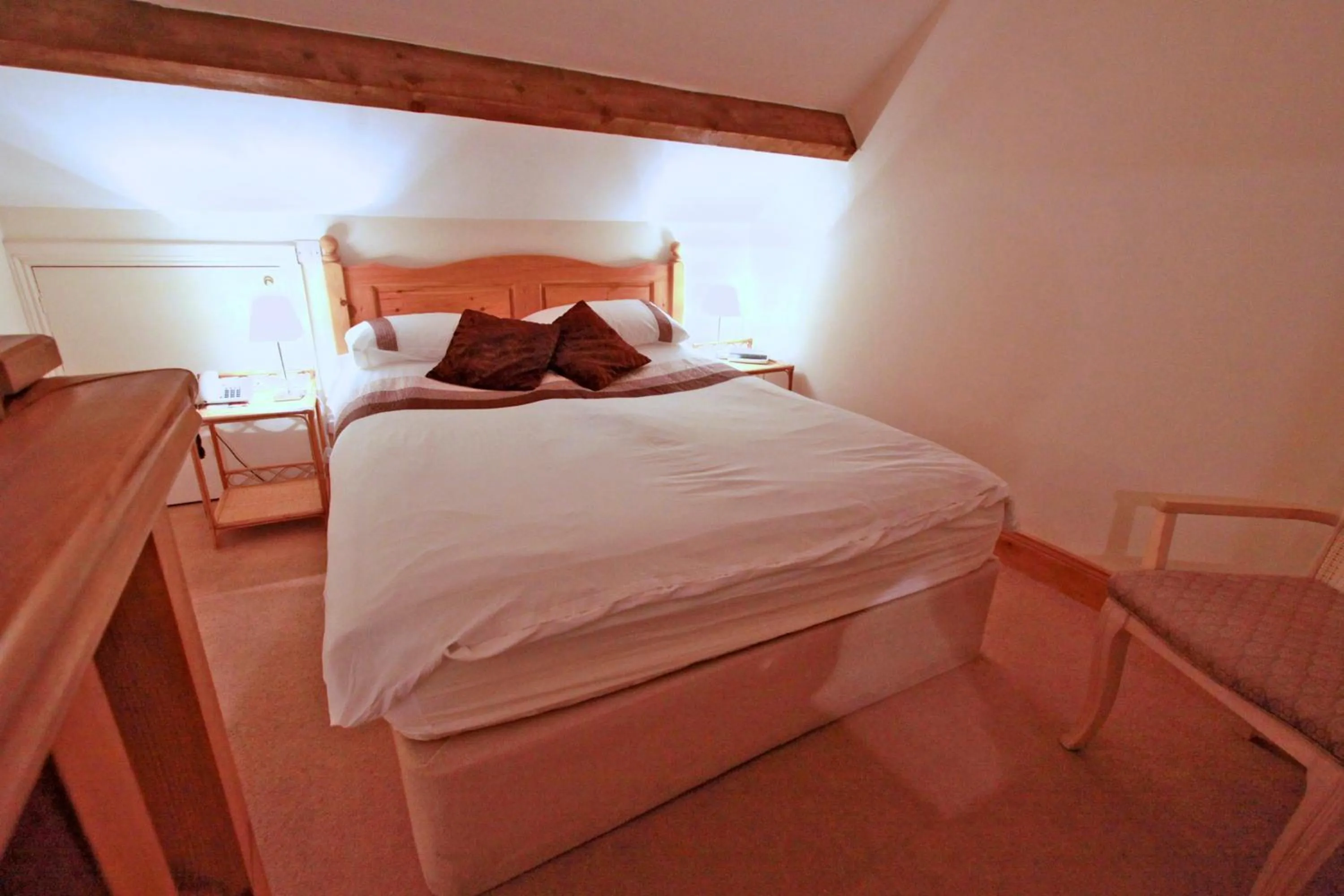 Photo of the whole room, Bed in Centre Of Britain Hotel