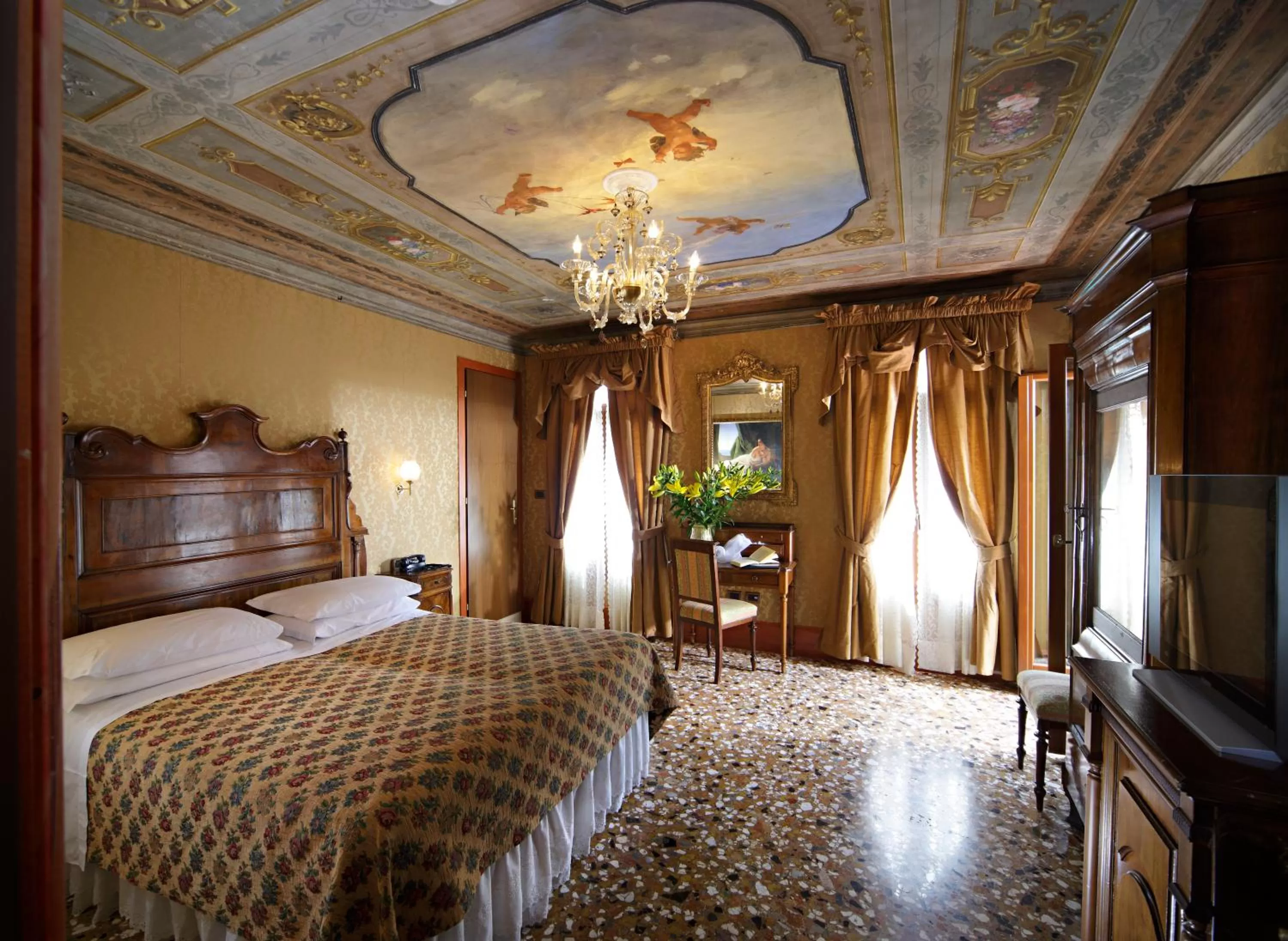 Deluxe Double or Twin Room with Terrace and Canal View in Hotel Casa Nicolò Priuli