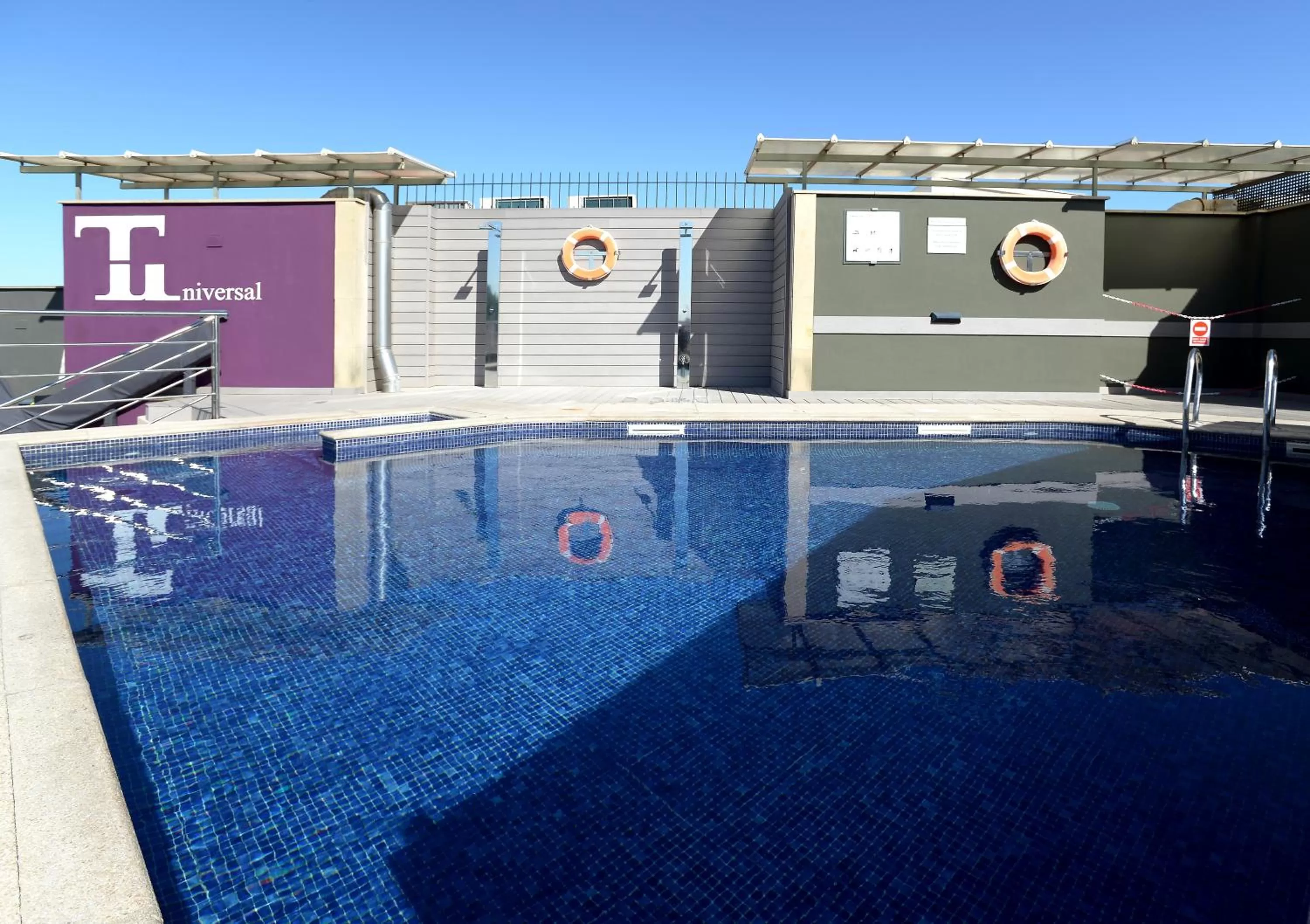 Swimming pool in Hotel Barcelona Universal