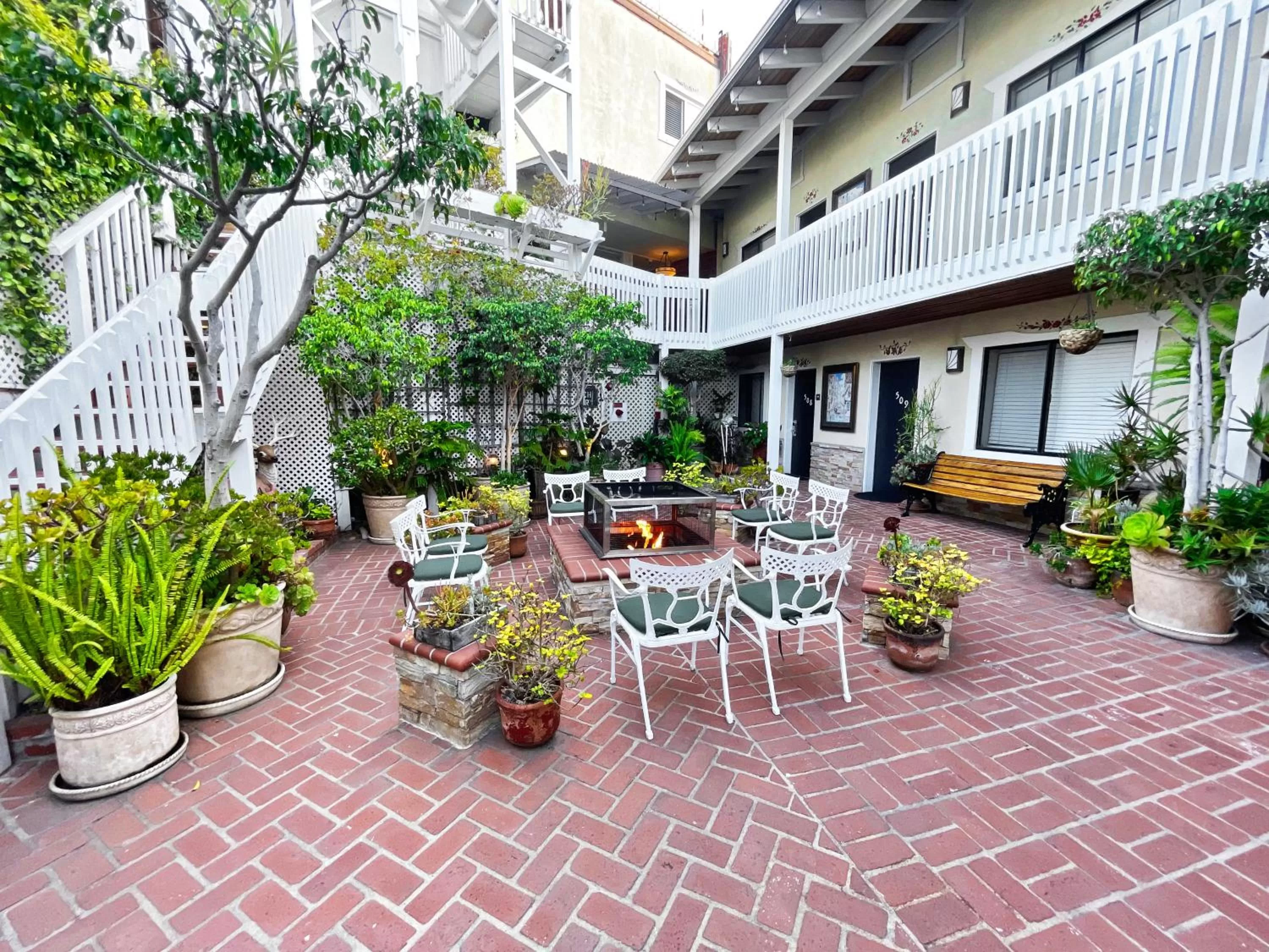 Property building in Catalina Courtyard Suites