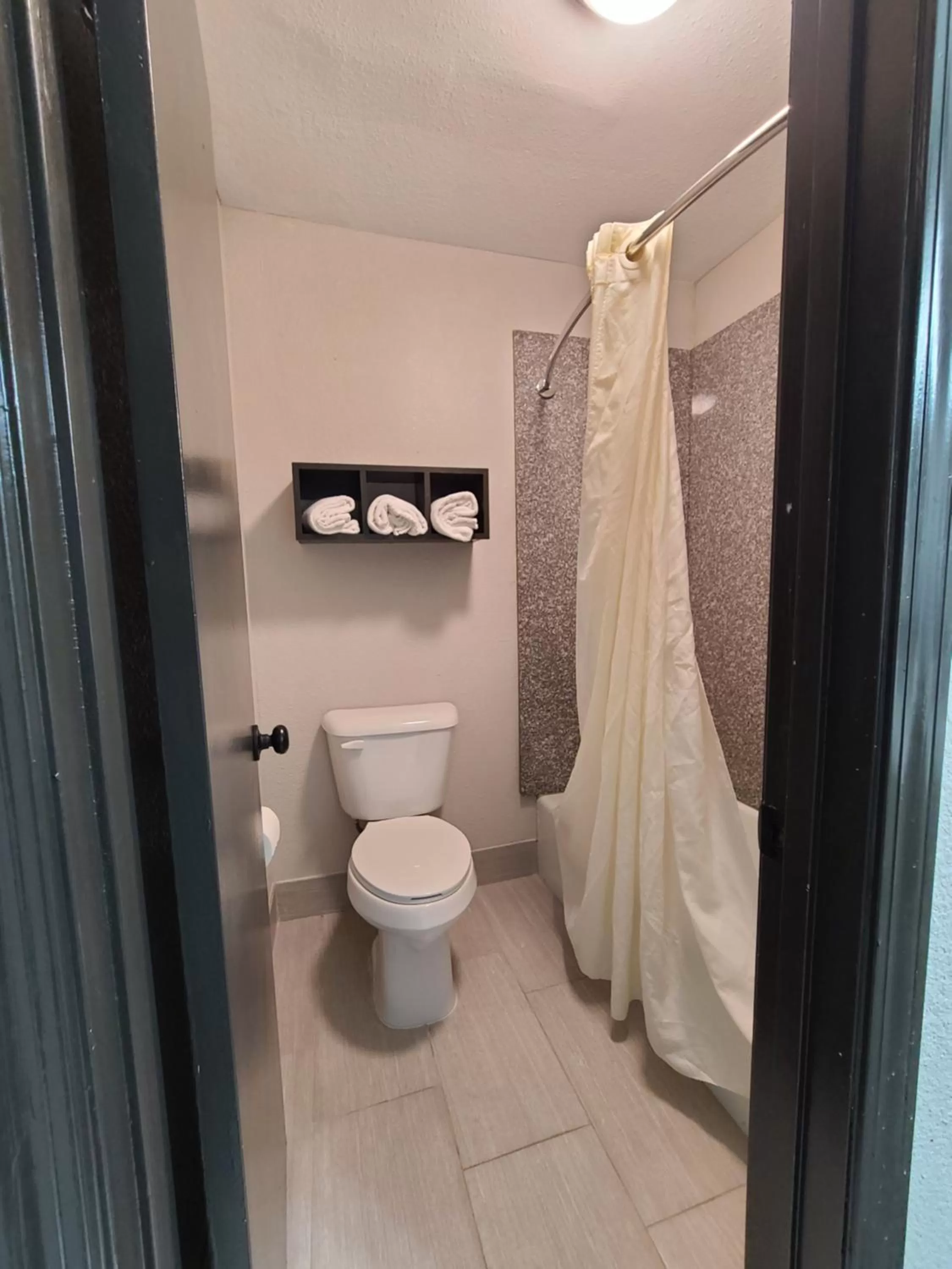 Superior King Room with Jacuzzi - Non Smoking in Econo Lodge Russellville I-40