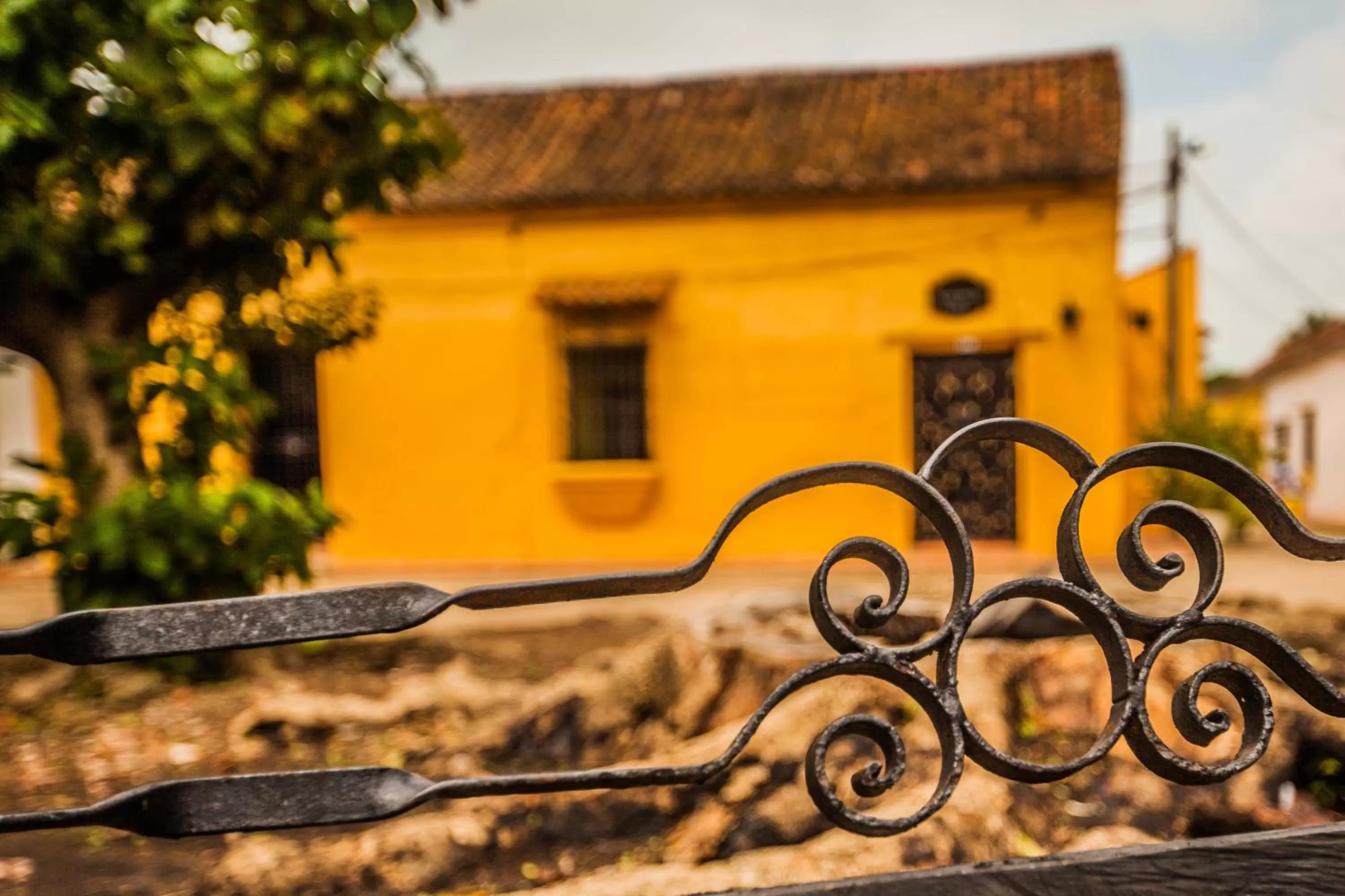 Facade/entrance, Property Building in La Casa Amarilla