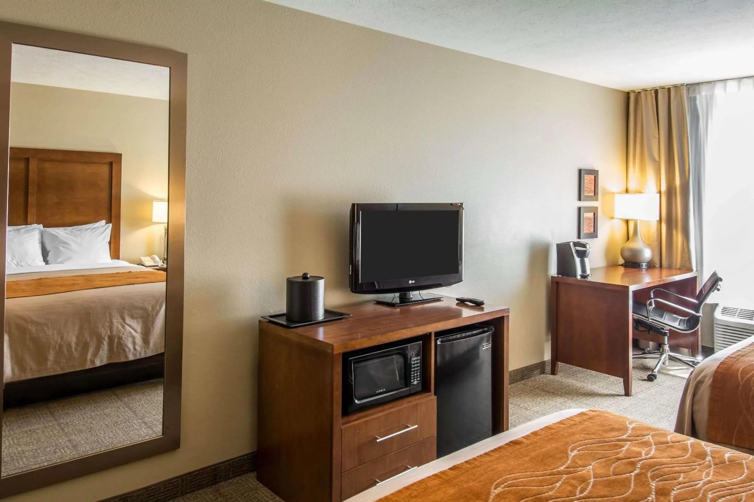 Photo of the whole room, Bed in Comfort Inn & Suites Spokane Valley Central