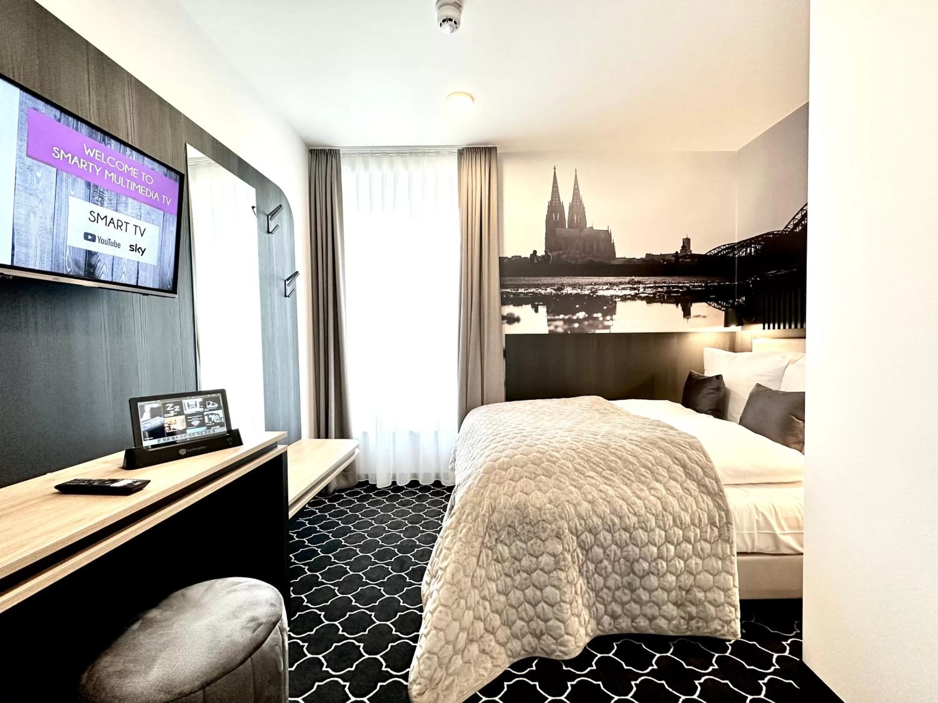 Photo of the whole room, Bed in Rhein Hotel St. Martin