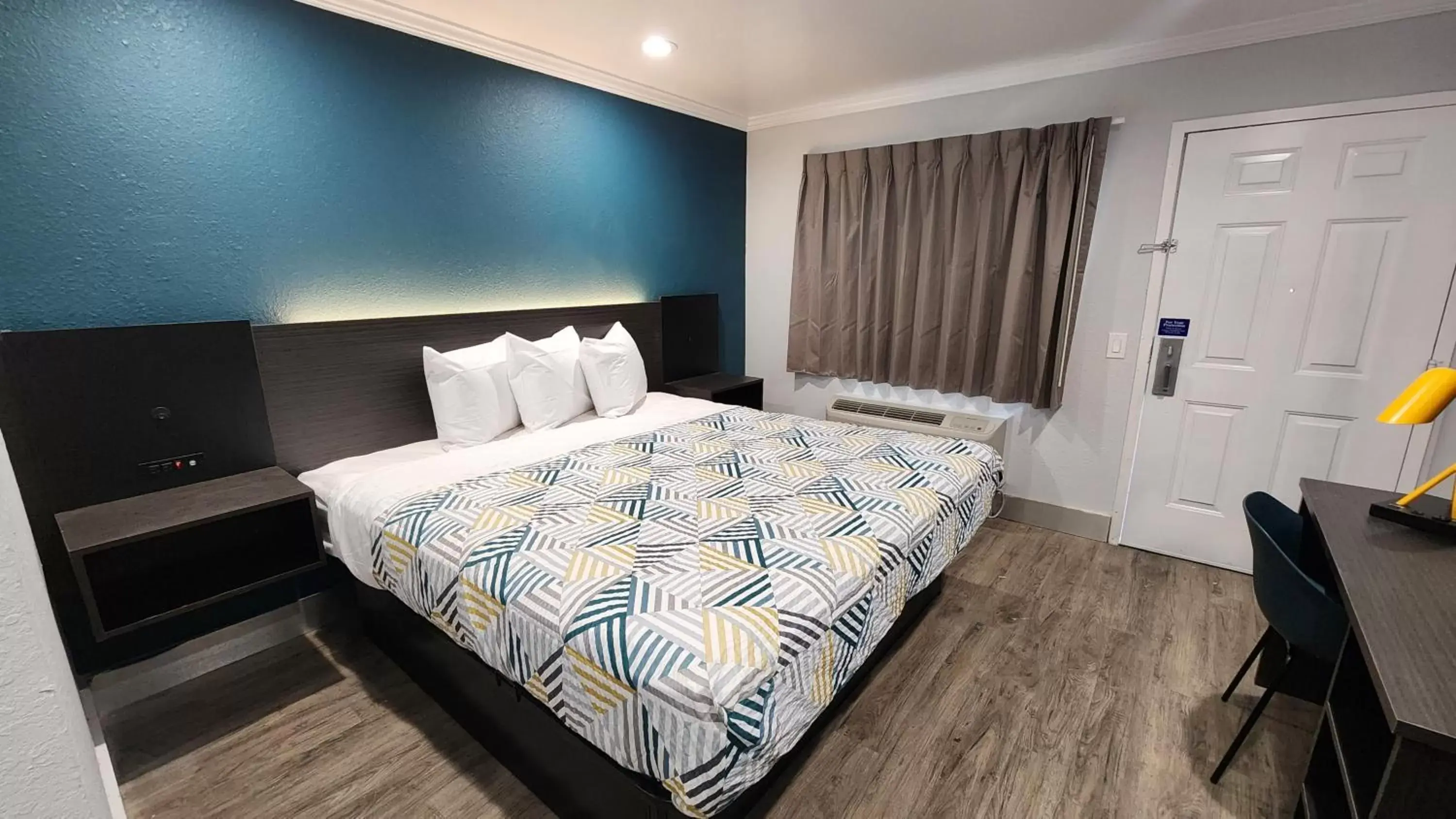 King Room with Roll-in Shower - Disability Access - Non-Smoking in Studio 6 Suites San Ysidro CA San Diego South Bay King Room with Roll-in Shower - Disability Access - Non-Smoking in Studio 6 Suites San Ysidro CA San Diego South Bay