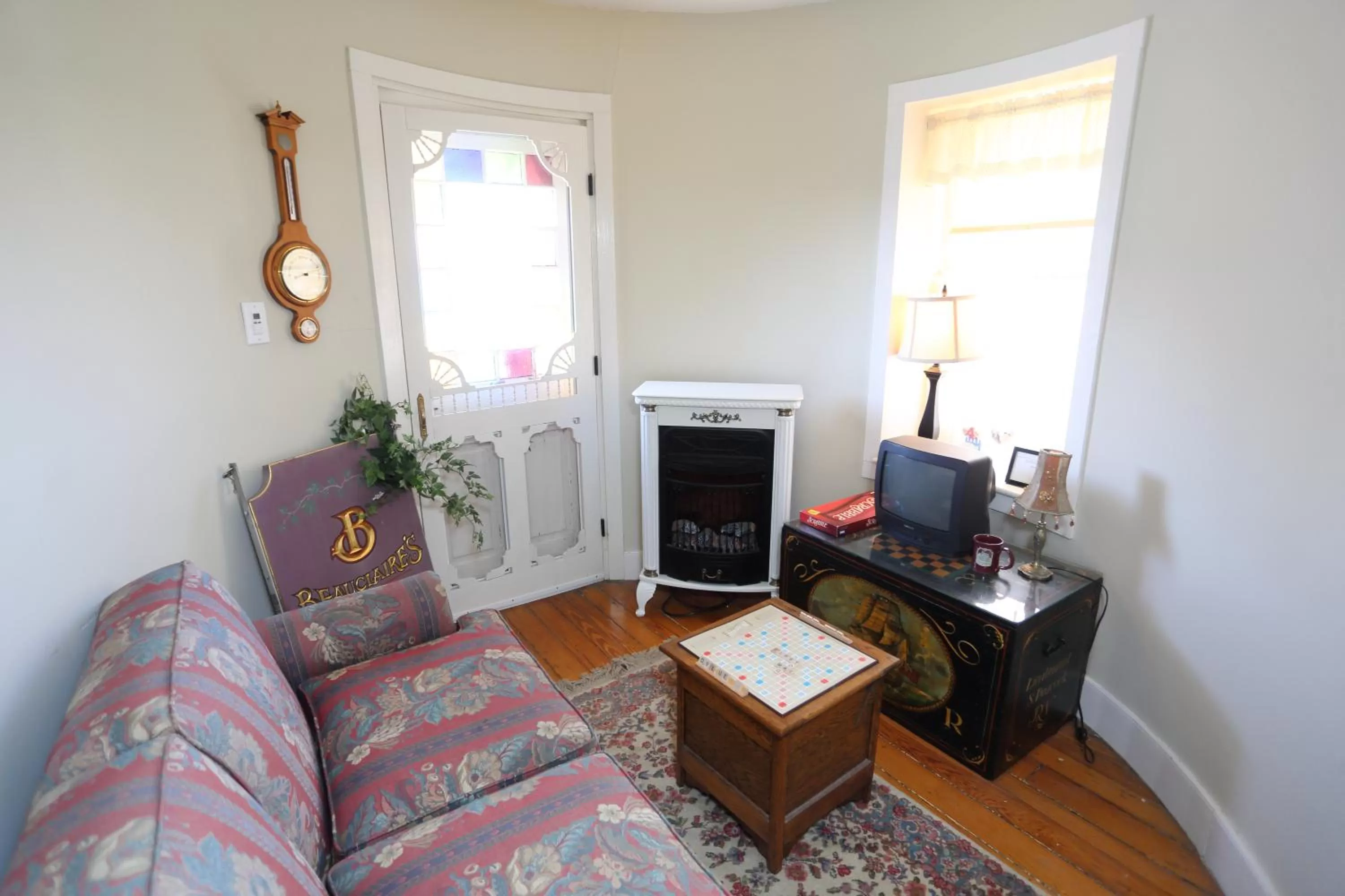 Communal lounge/ TV room in Beauclaires Bed & Breakfast