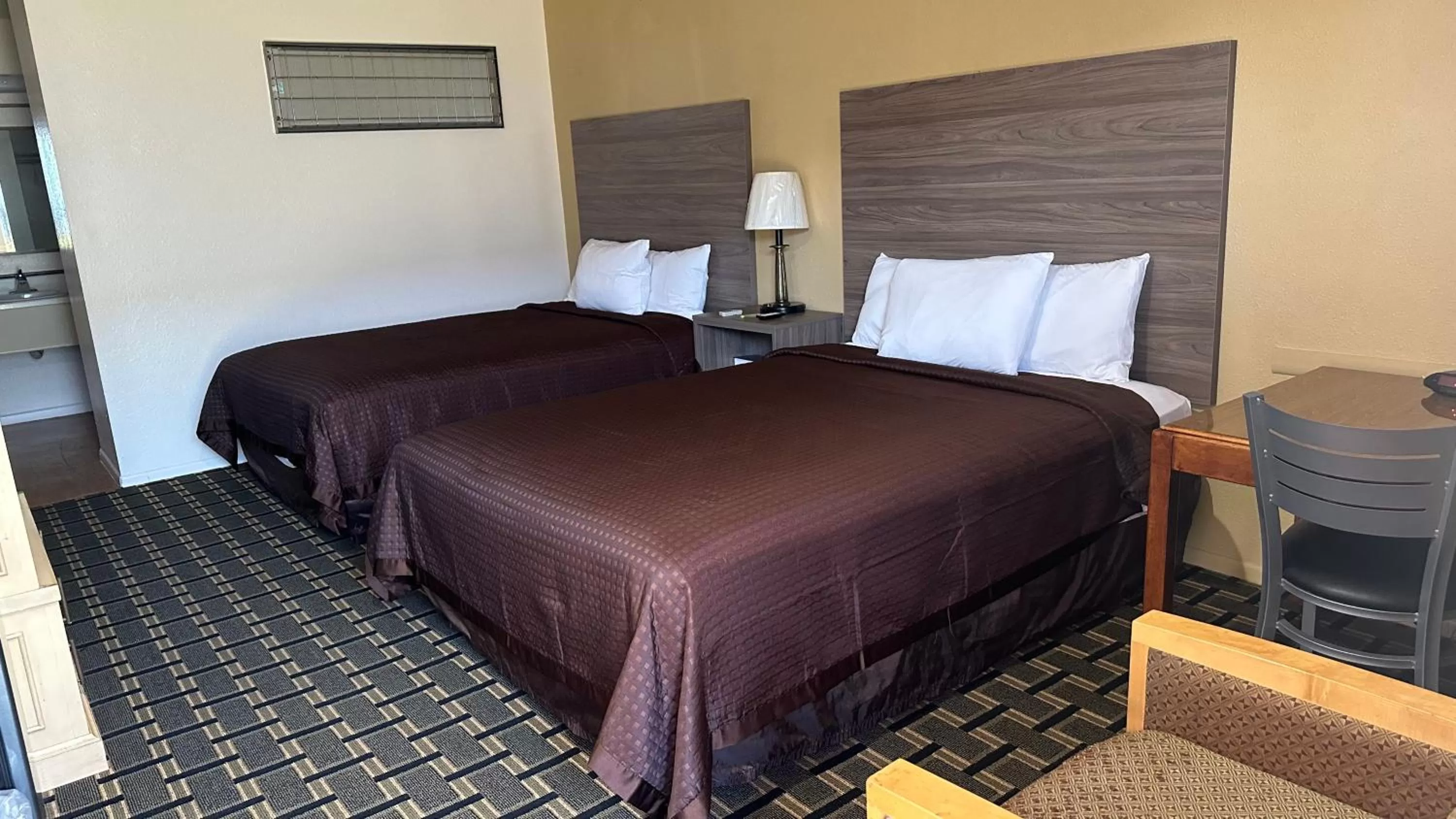 Bedroom, Bed in Economy Inn