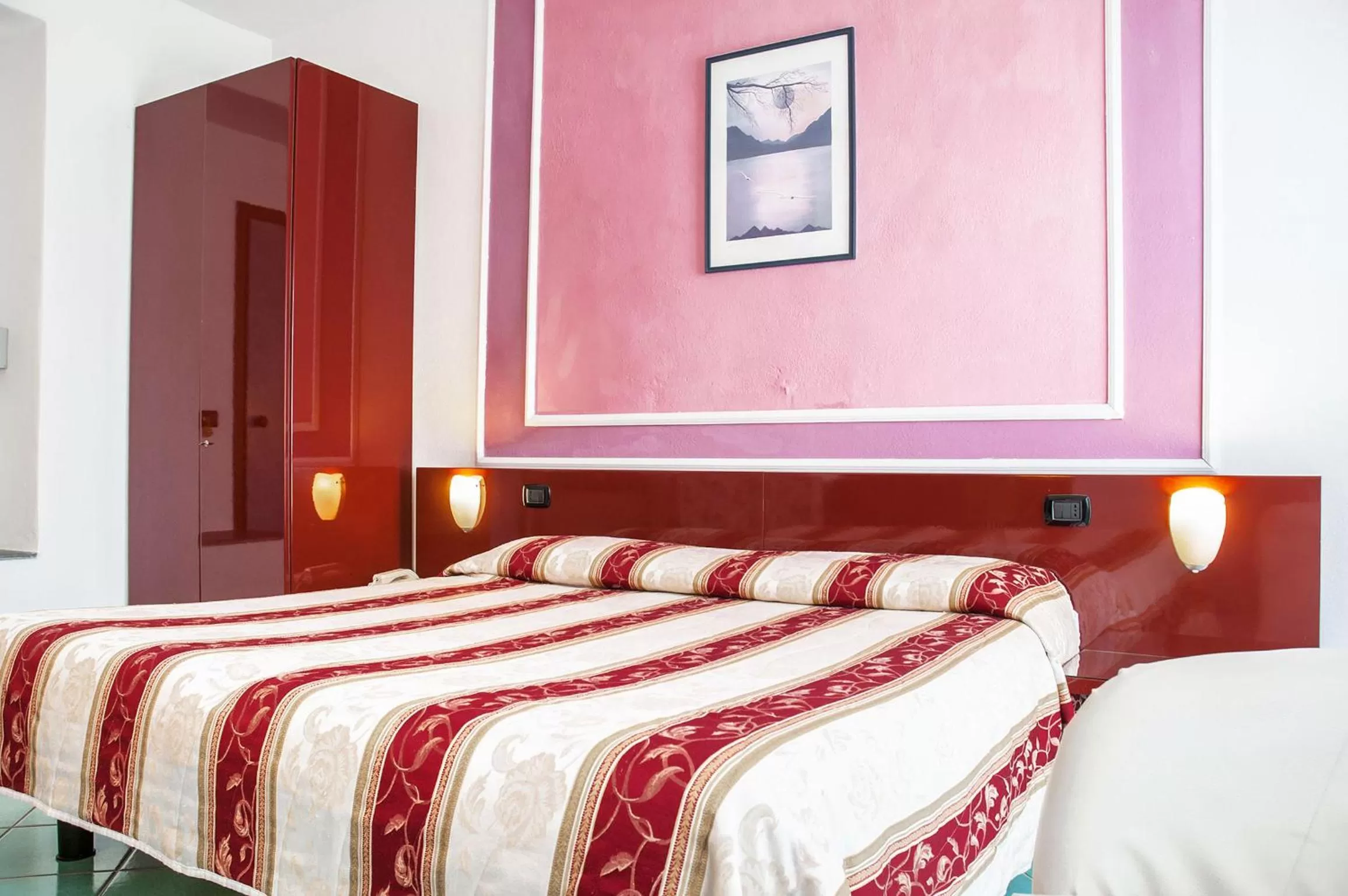 Shower, Bed in Hotel Annabelle