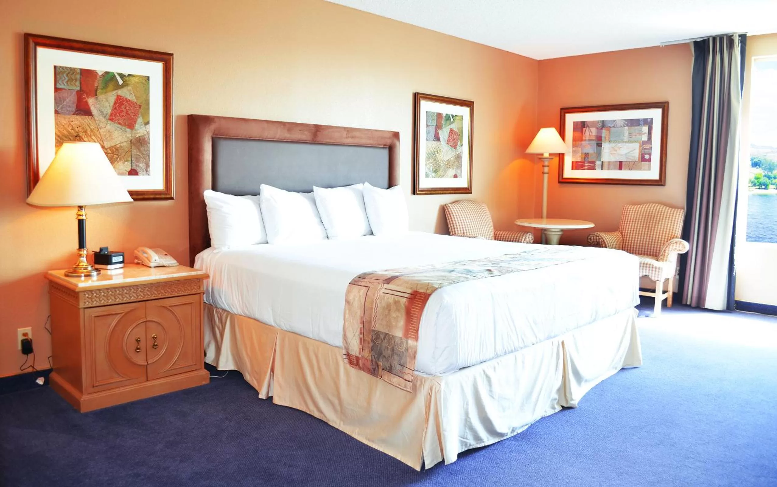 Bedroom, Bed in Laughlin River Lodge