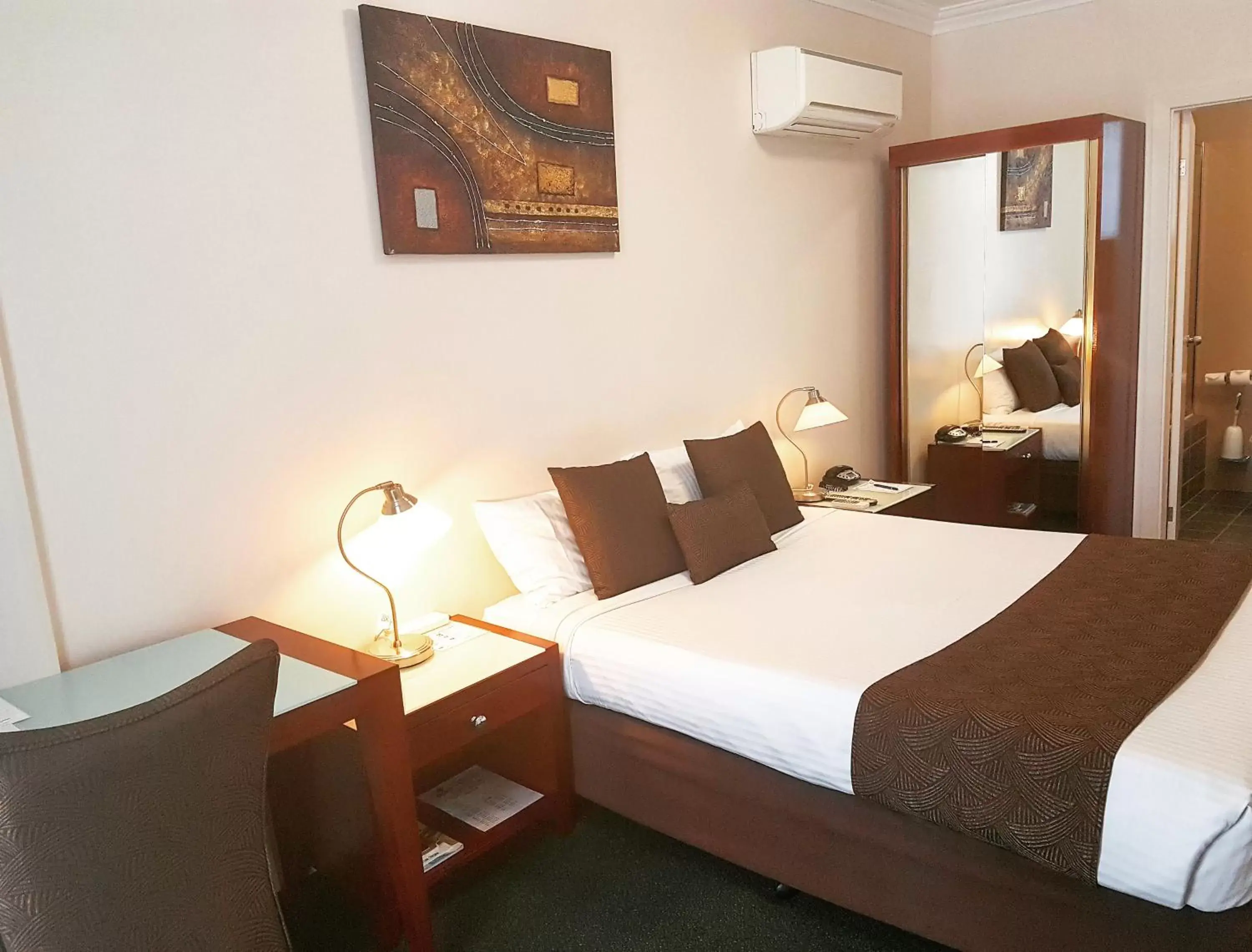 Standard Queen Room in Mid City Motor Inn Singleton Standard Queen Room in Mid City Motor Inn Singleton