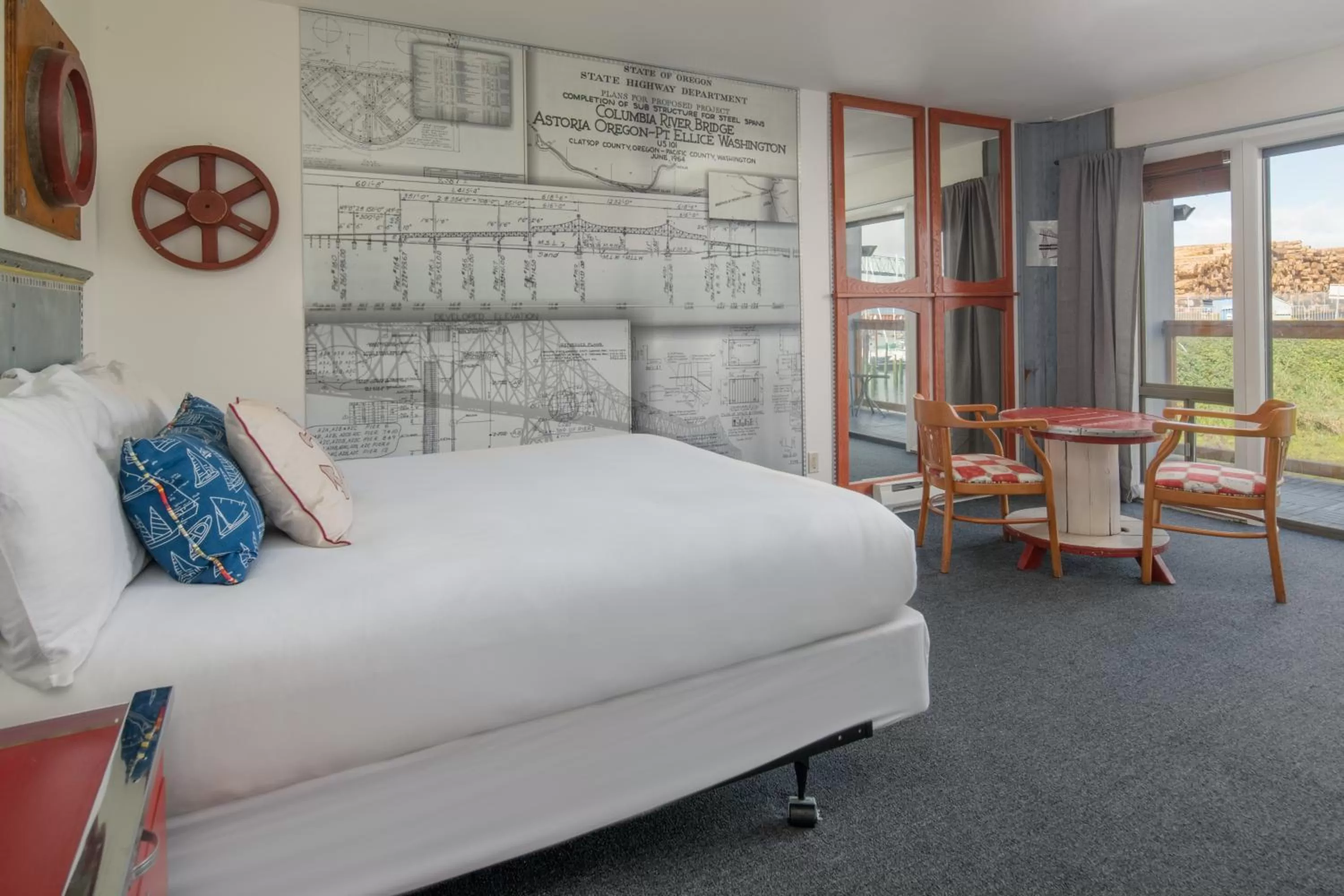 Seating area, Bed in Astoria Riverwalk Inn