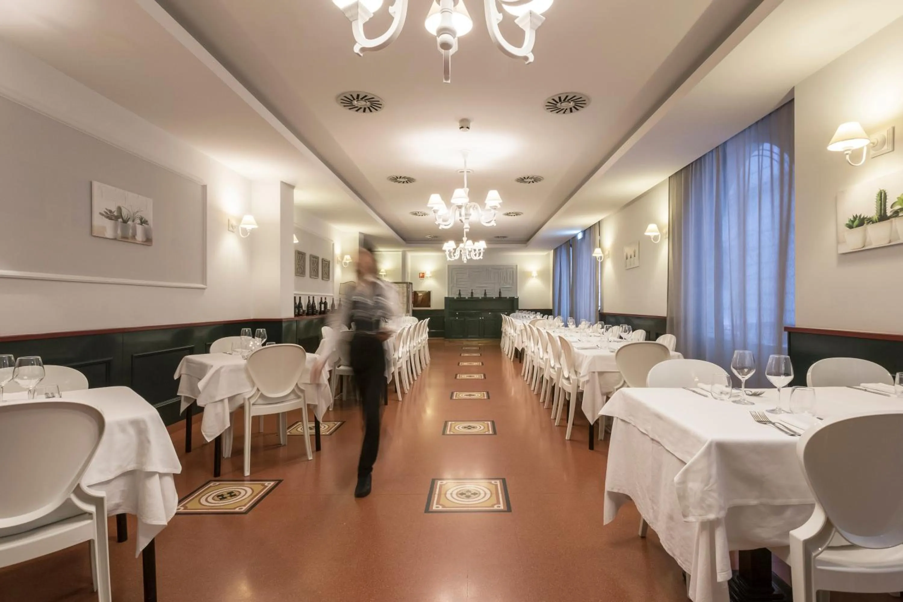 Restaurant/places to eat in Hotel Montreal