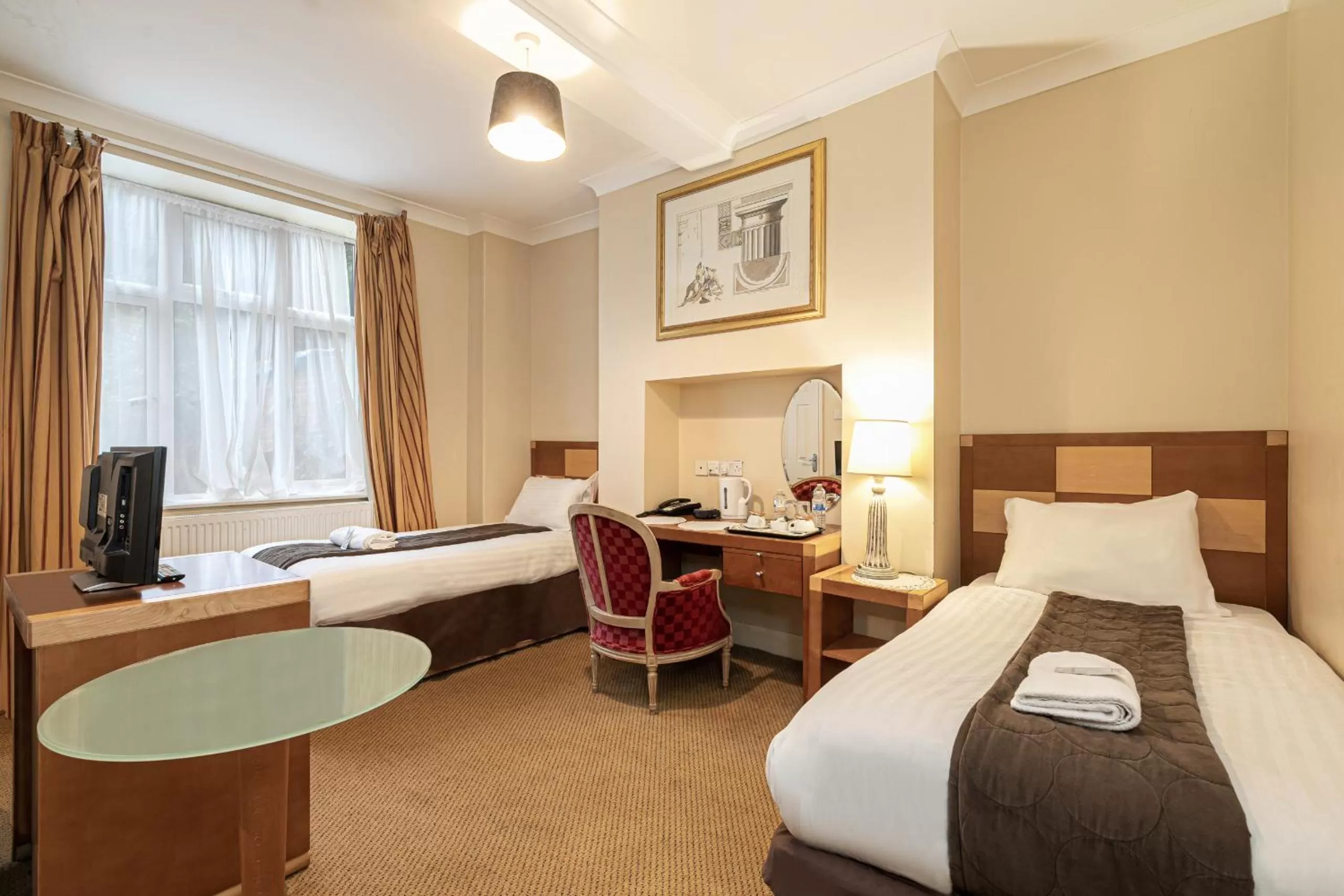 Bathroom, Bed in Barrington Lodge