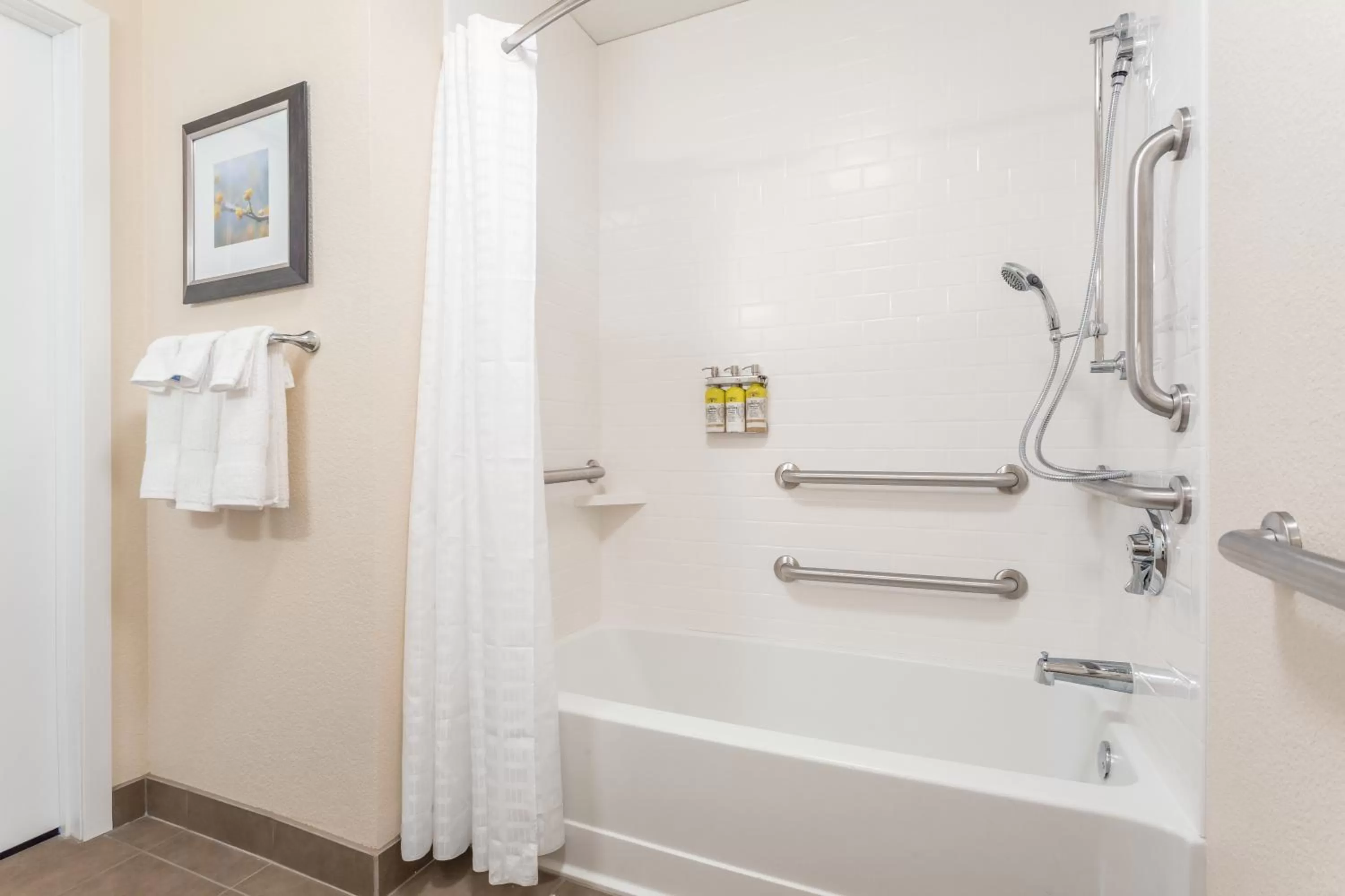 Bathroom in Candlewood Suites Eau Claire I-94 by IHG