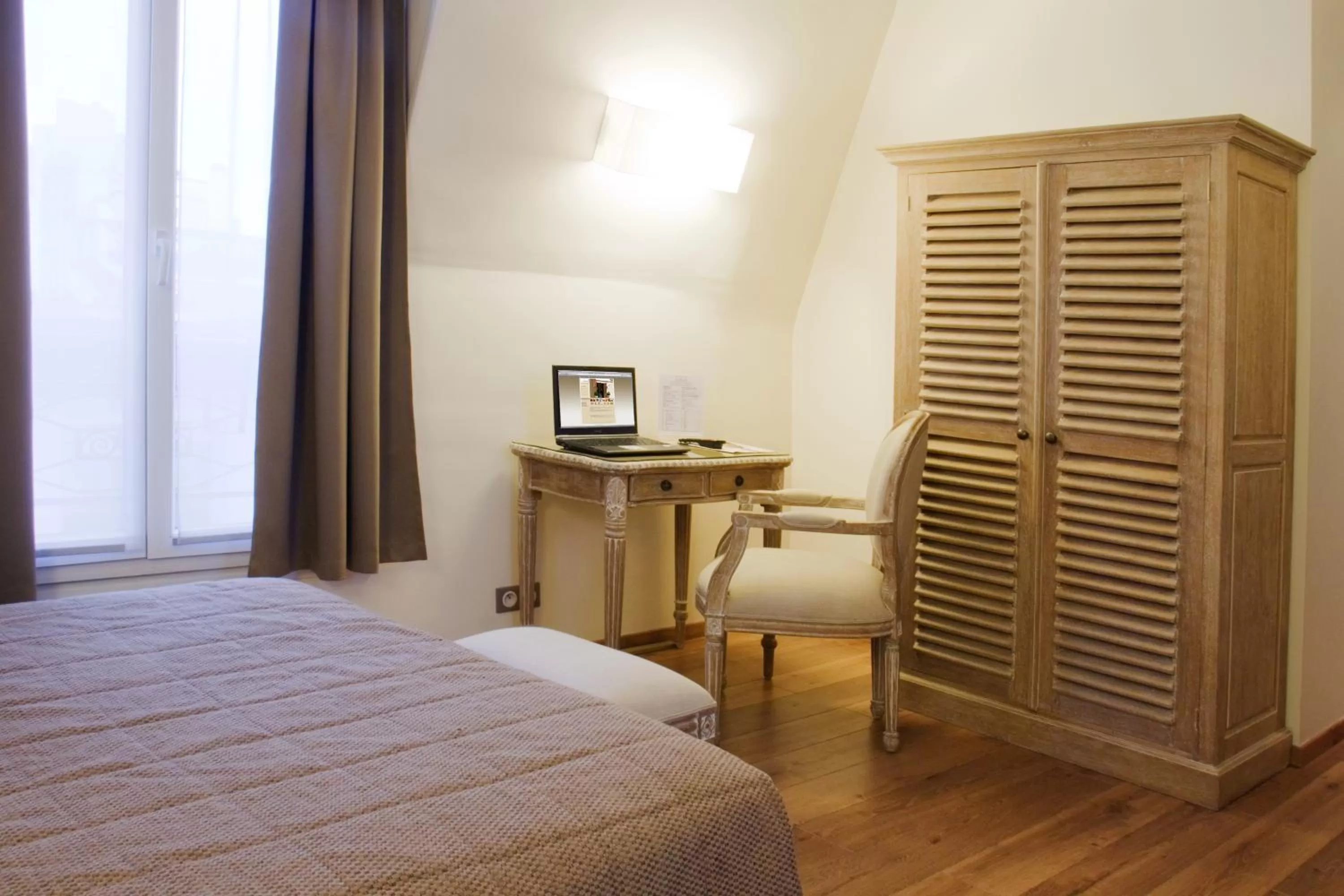 Bedroom, Bed in Hôtel Du Printemps