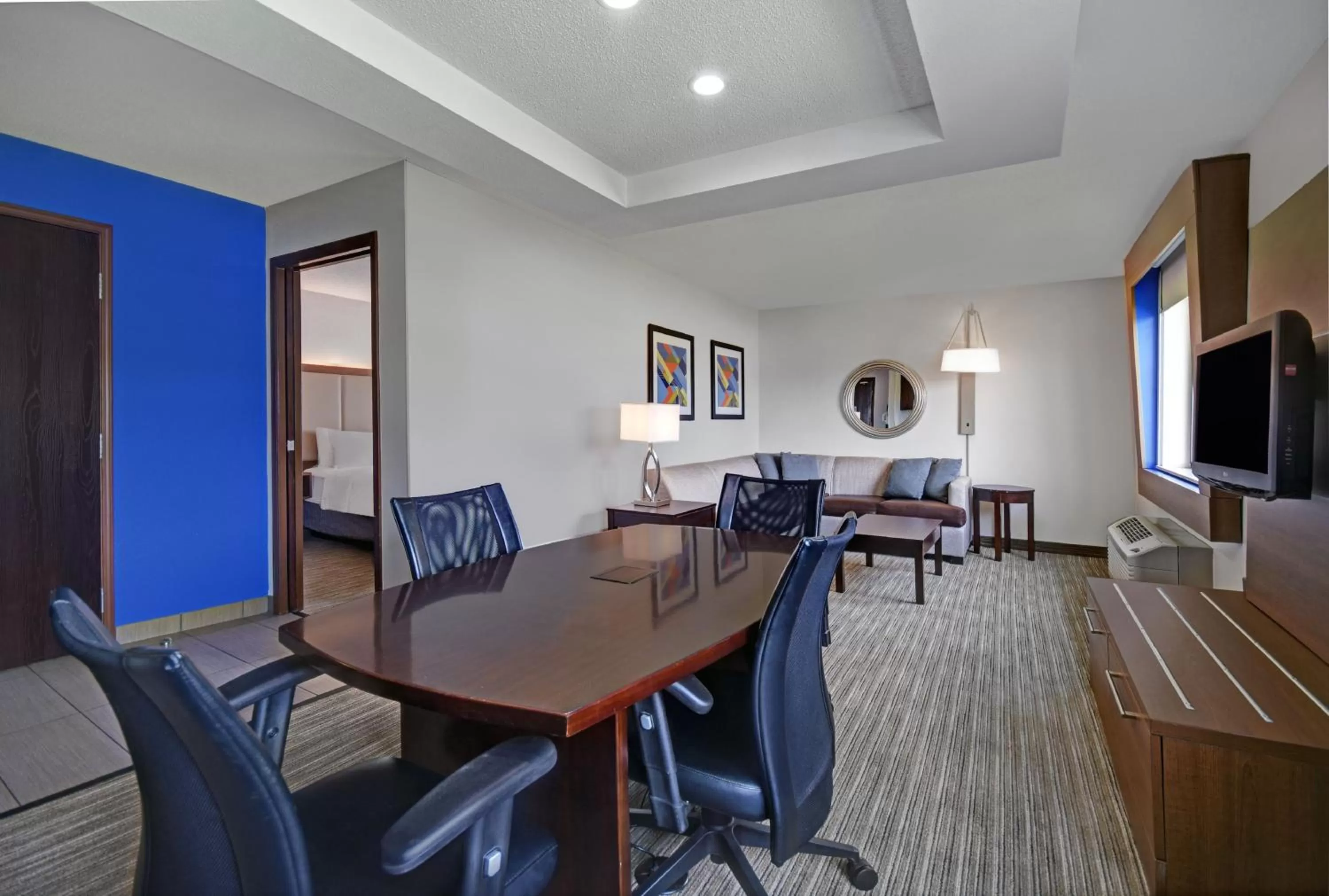 Photo of the whole room in Holiday Inn Express Marshall by IHG